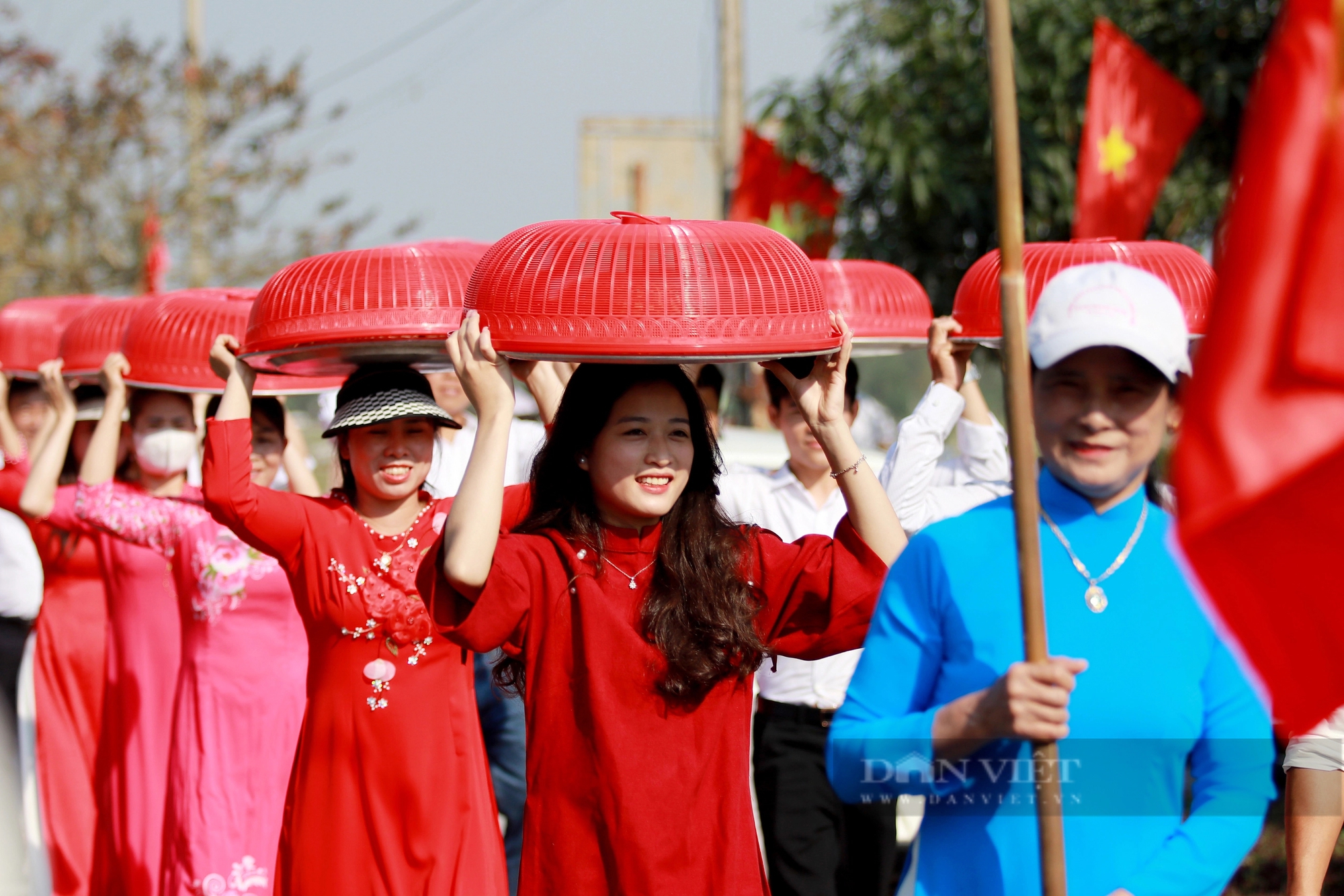 Dòng người mặc áo dài, đầu đội mâm bánh chưng tham gia hội thi tại ngày giỗ vua Mai Hắc Đế- Ảnh 12.