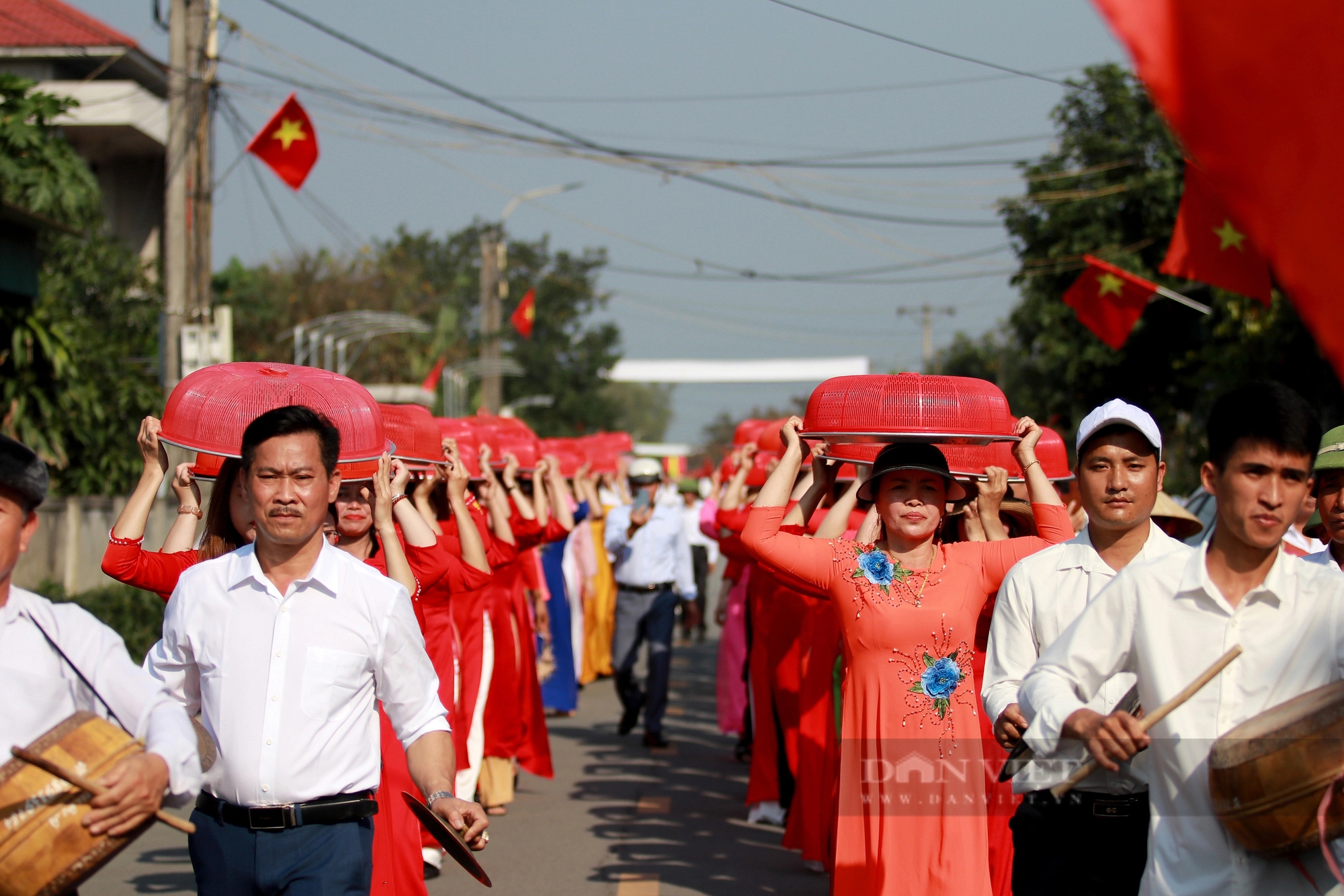 Dòng người mặc áo dài, đầu đội mâm bánh chưng tham gia hội thi tại ngày giỗ vua Mai Hắc Đế- Ảnh 16.