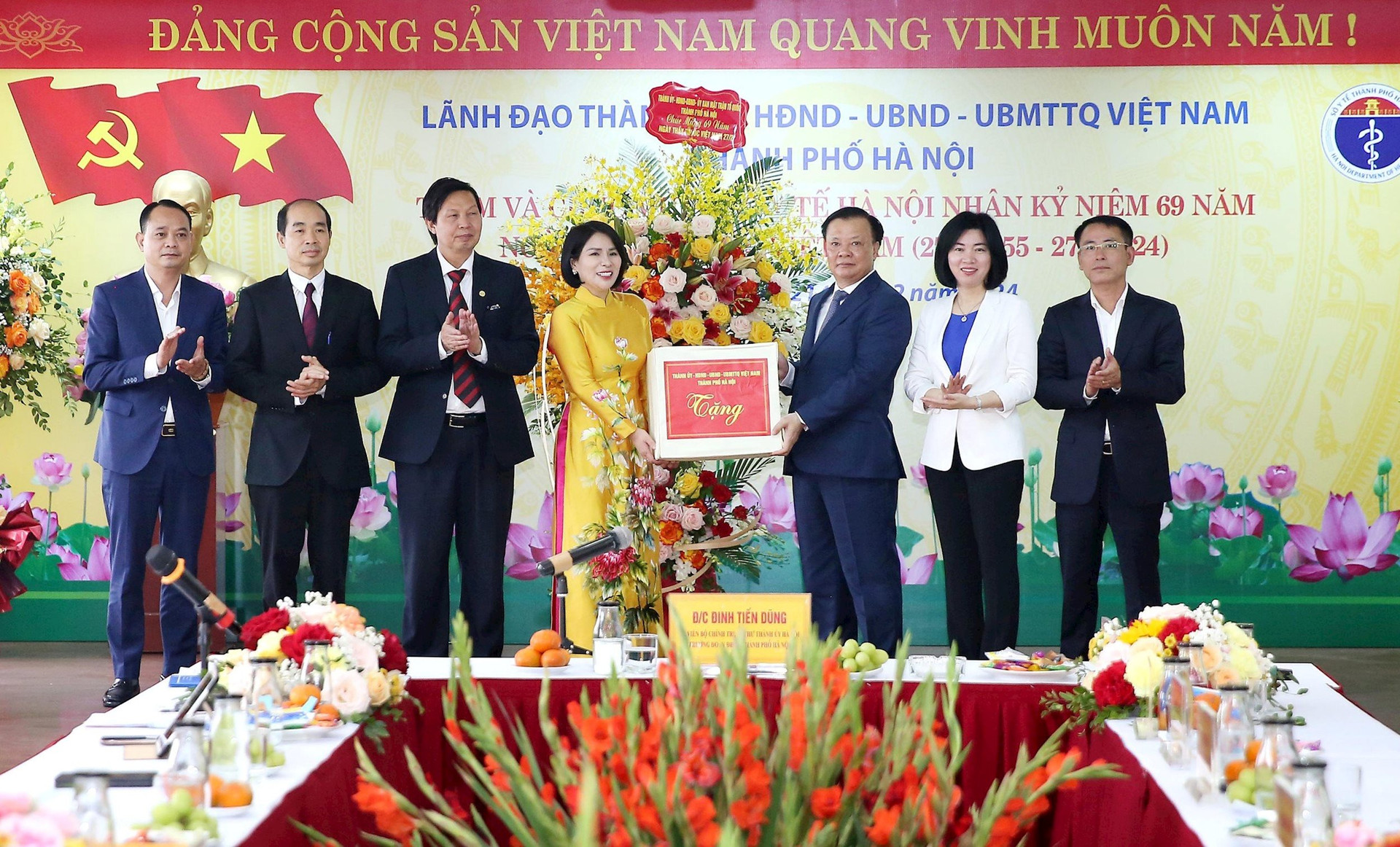 Bí thư Thành ủy Hà Nội Đinh Tiến Dũng chúc mừng các cán bộ, y, bác sĩ ngành Y tế Thủ đô nhân kỷ niệm 69 năm Ngày Thầy thuốc Việt Nam -1