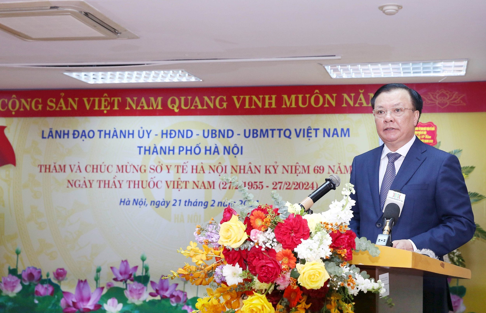 Bí thư Thành ủy Hà Nội Đinh Tiến Dũng chúc mừng các cán bộ, y, bác sĩ ngành Y tế Thủ đô nhân kỷ niệm 69 năm Ngày Thầy thuốc Việt Nam -0