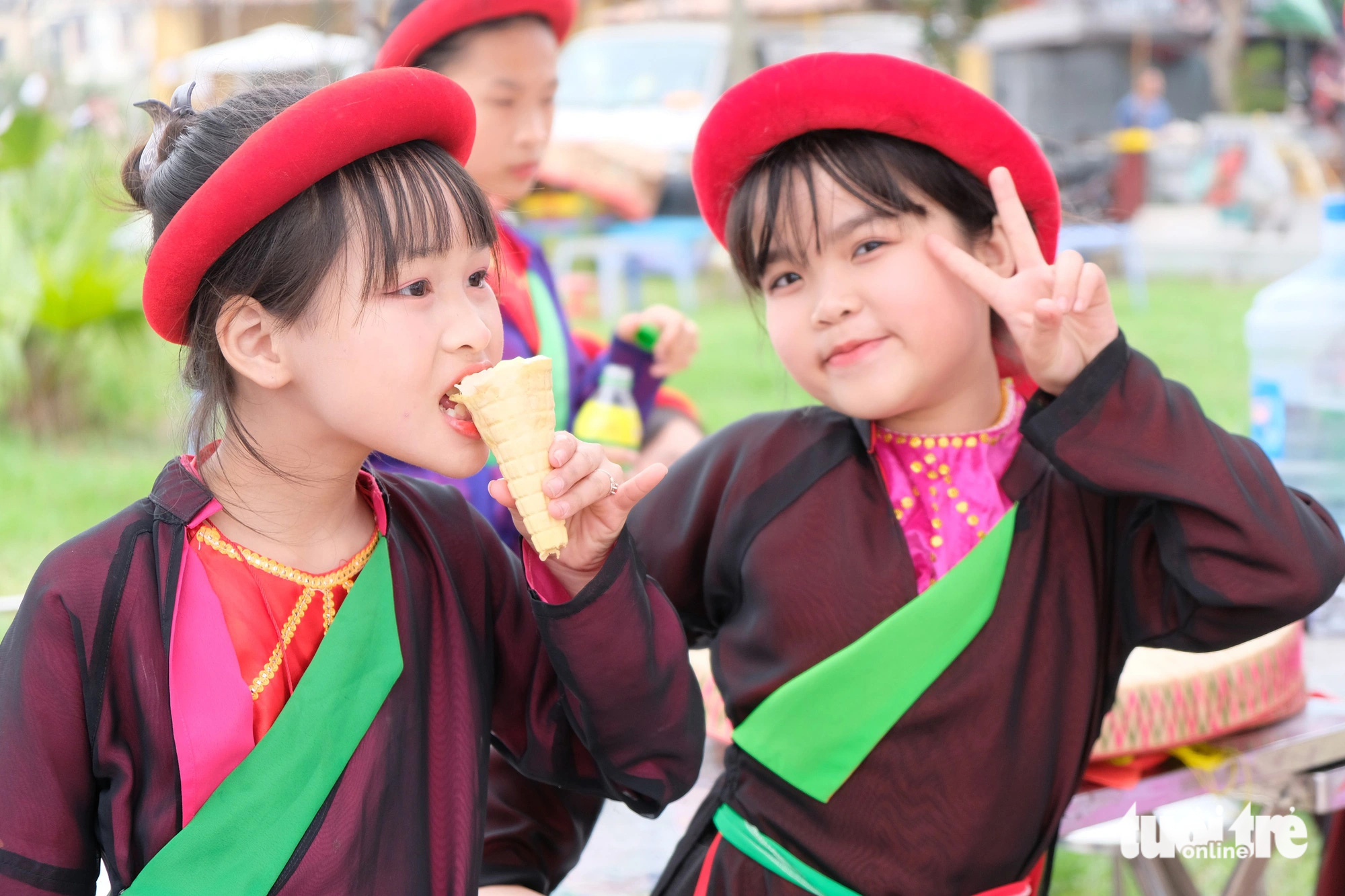 Thấy hình ảnh này, một khách tham quan nói đùa: &quot;Đang tuổi ăn tuổi lớn thì đi hát quan họ&quot; - Ảnh: ĐẬU DUNG 