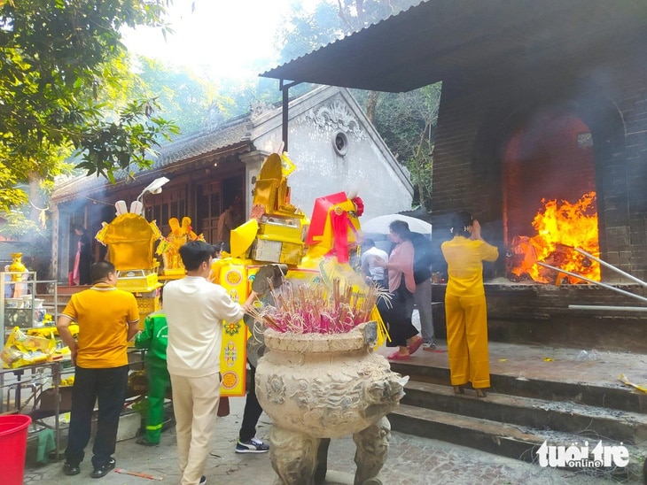 Ông Trần Minh Đức - phó Ban quản lý dịch vụ công ích và các điểm du lịch huyện Nghi Xuân - cho biết việc người dân mua ngựa giấy làm lễ tại đền vẫn đang tiếp diễn, chưa thể cấm được. Vào dịp Tết do lượng du khách về đền đông nên ban quản lý tập trung nhân lực để hướng dẫn du khách và phòng chống cháy nổ - Ảnh: LÊ MINH