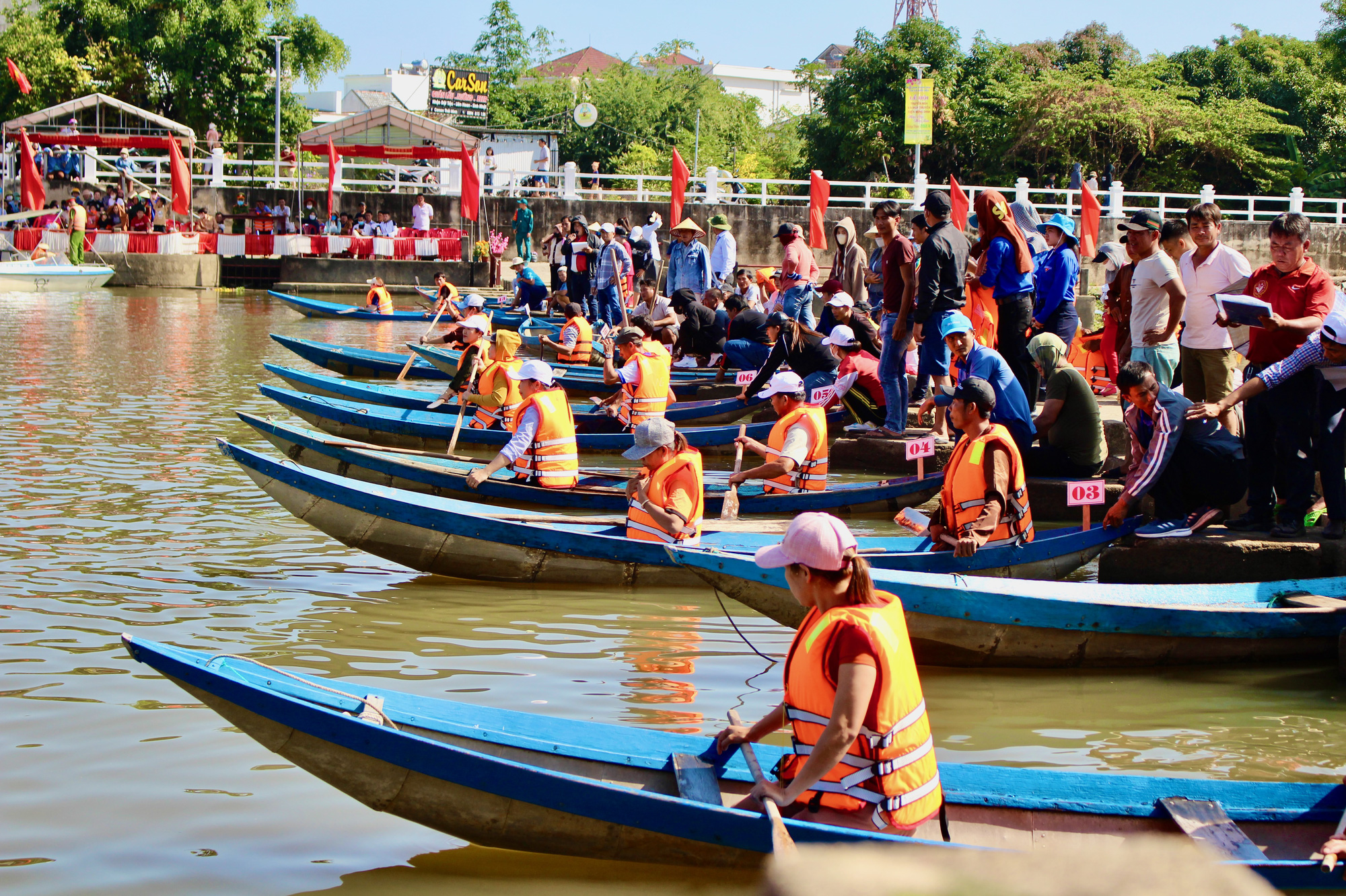 Sau phần thuyền hoa là phần đua thuyền - Ảnh: THANH CHƯƠNG