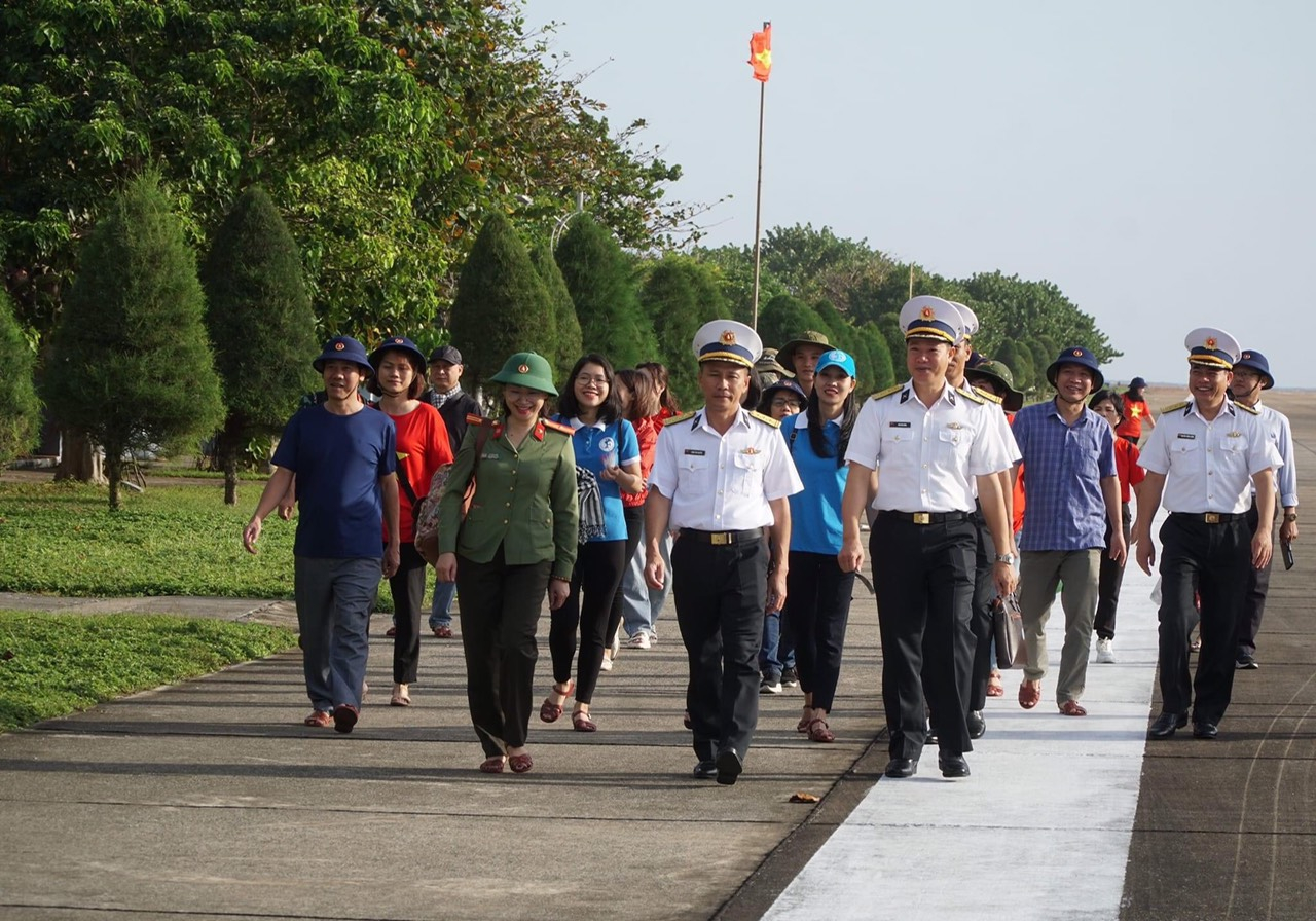 thieu ta nha bao lo anh hieu nhung buoc chan khong met moi noi gan truong sa voi dat lien hinh 2