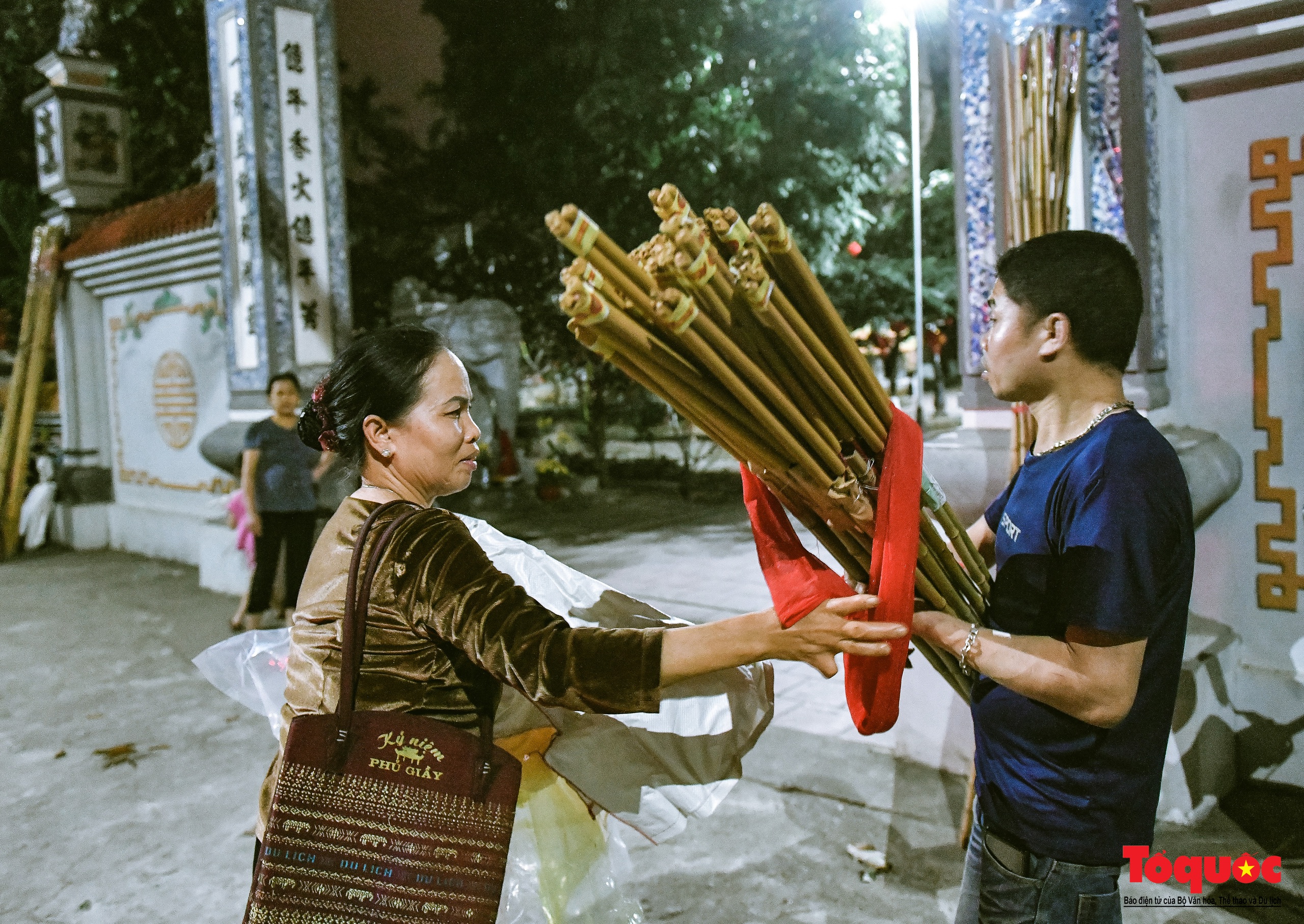 Hà Nội: Hàng trăm người tham gia xin lửa thiêng tại lăng mộ cổ lúc nửa đêm - Ảnh 4.