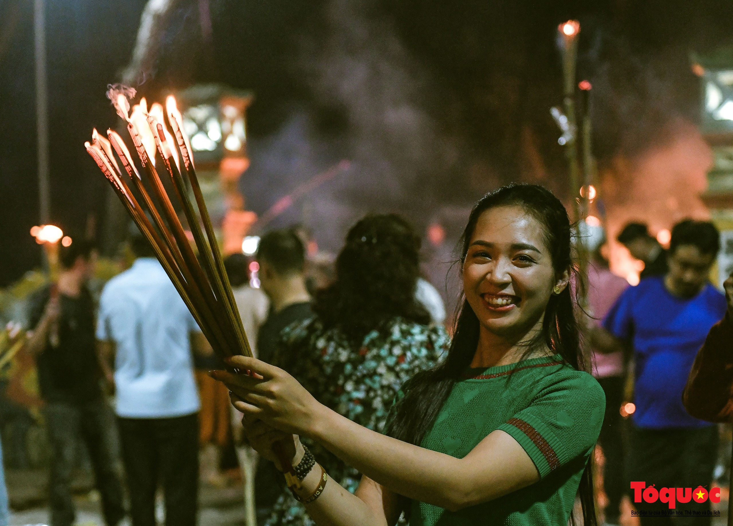 Hà Nội: Hàng trăm người tham gia xin lửa thiêng tại lăng mộ cổ lúc nửa đêm - Ảnh 22.