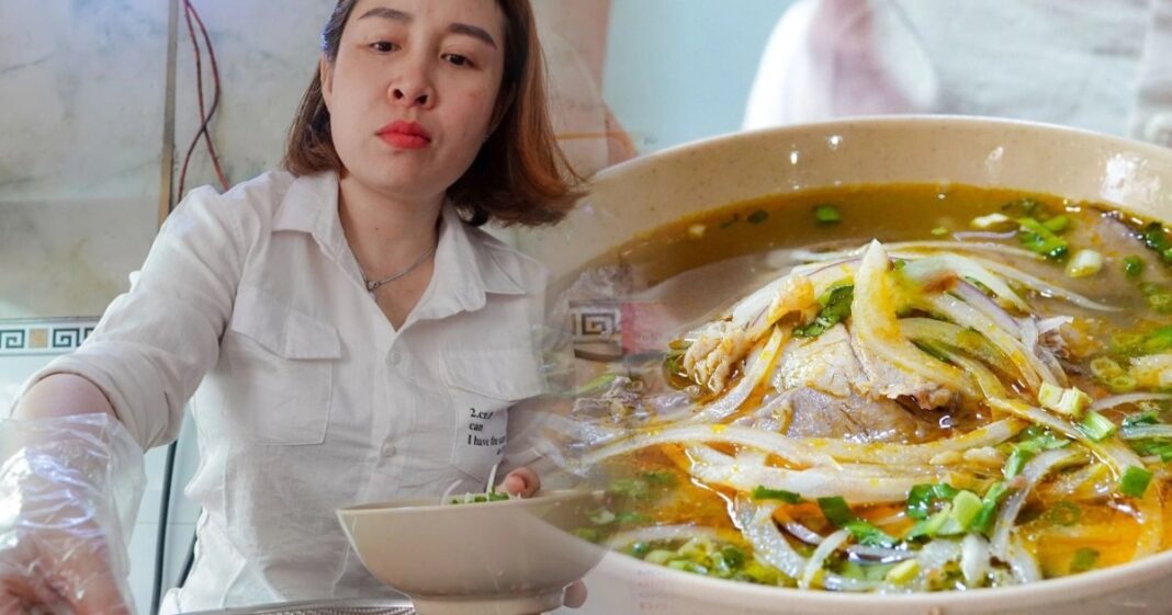 Thói quen khiến cô bé 8 tuổi bán vé số thành bà chủ 20 tiệm bún bò
