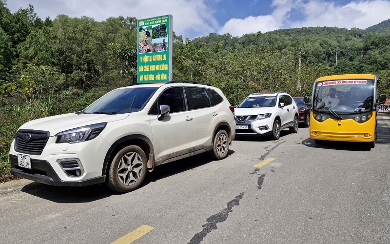 H&agrave;ng loạt xe &ocirc; t&ocirc; con nối đu&ocirc;i nhau l&ecirc;n ch&ugrave;a Hương T&iacute;ch tr&ecirc;n đường chỉ d&agrave;nh ri&ecirc;ng cho xe điện