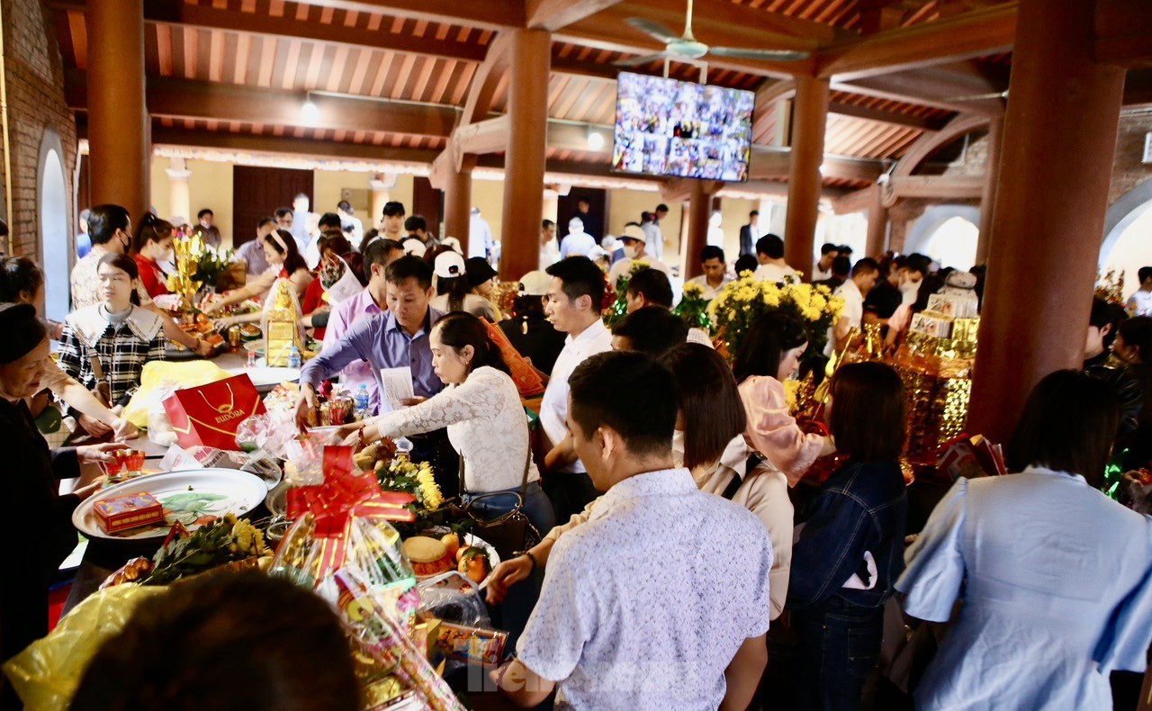 Đền Bà Chúa Kho quá tải khách 'vay tiền' trong ngày vía Thần tài ảnh 6