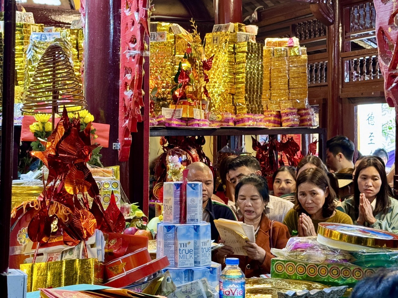 Đền Bà Chúa Kho quá tải khách 'vay tiền' trong ngày vía Thần tài ảnh 12