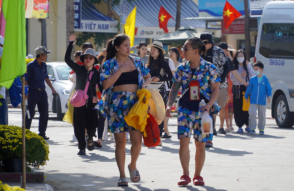 C&aacute;c du kh&aacute;ch cho biết, năm nay Tết Nguy&ecirc;n đ&aacute;n c&oacute; kỳ nghỉ d&agrave;i n&ecirc;n tranh thủ đi Nha Trang - Kh&aacute;nh H&ograve;a để trải nghiệm c&aacute;c sản phẩm du lịch đặc sắc tại địa phương.