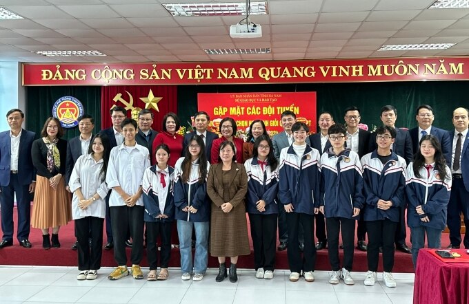 Đội tuyển học sinh giỏi quốc gia môn Lịch sử, tỉnh Hà Nam, trong buổi gặp mặt lãnh đạo trường, Sở Giáo dục và Đào tạo, trước kỳ thi, tháng 1/2023. Ảnh: Trường THPT chuyên Biên Hòa