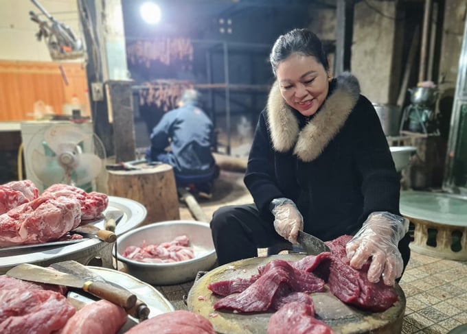 Say mê, trên hết là trách nhiệm với nghề, bà Bùi Thị Quế đã tạo ra sản phẩm tuyệt hảo. Ảnh: Việt Khánh.