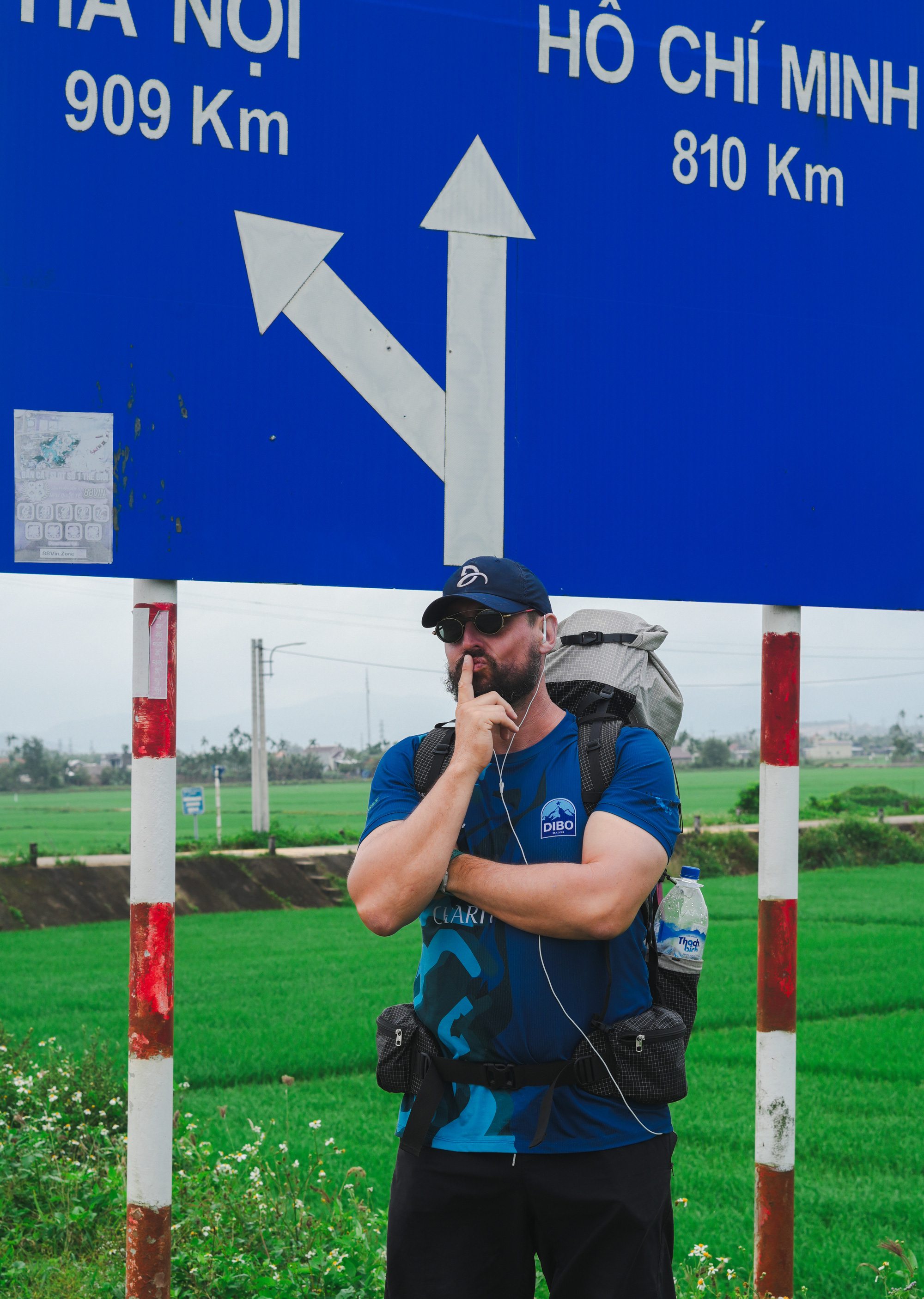 Sean Down trên hành trình đi bộ gây quỹ Vietnam Charity Walk - Ảnh: NVCC