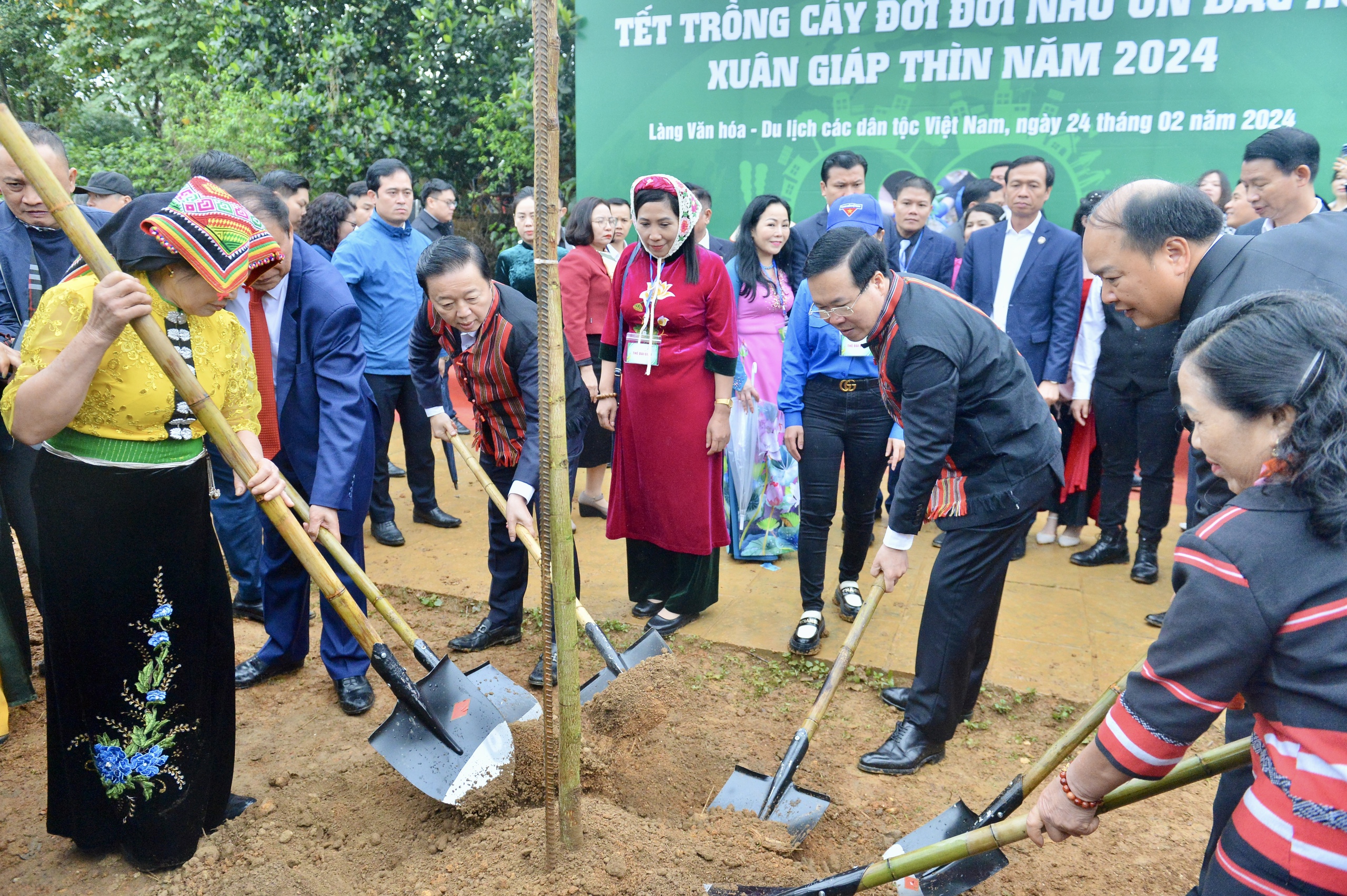 Chủ tịch nước Võ Văn Thưởng dự hội trỉa lúa, múa xòe cùng đồng bào dân tộc- Ảnh 11.