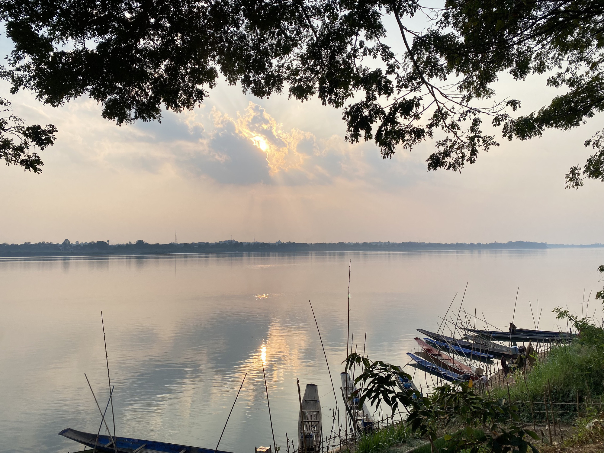 Khung cảnh hoàng hôn thơ mộng trên sông Mê Kông.