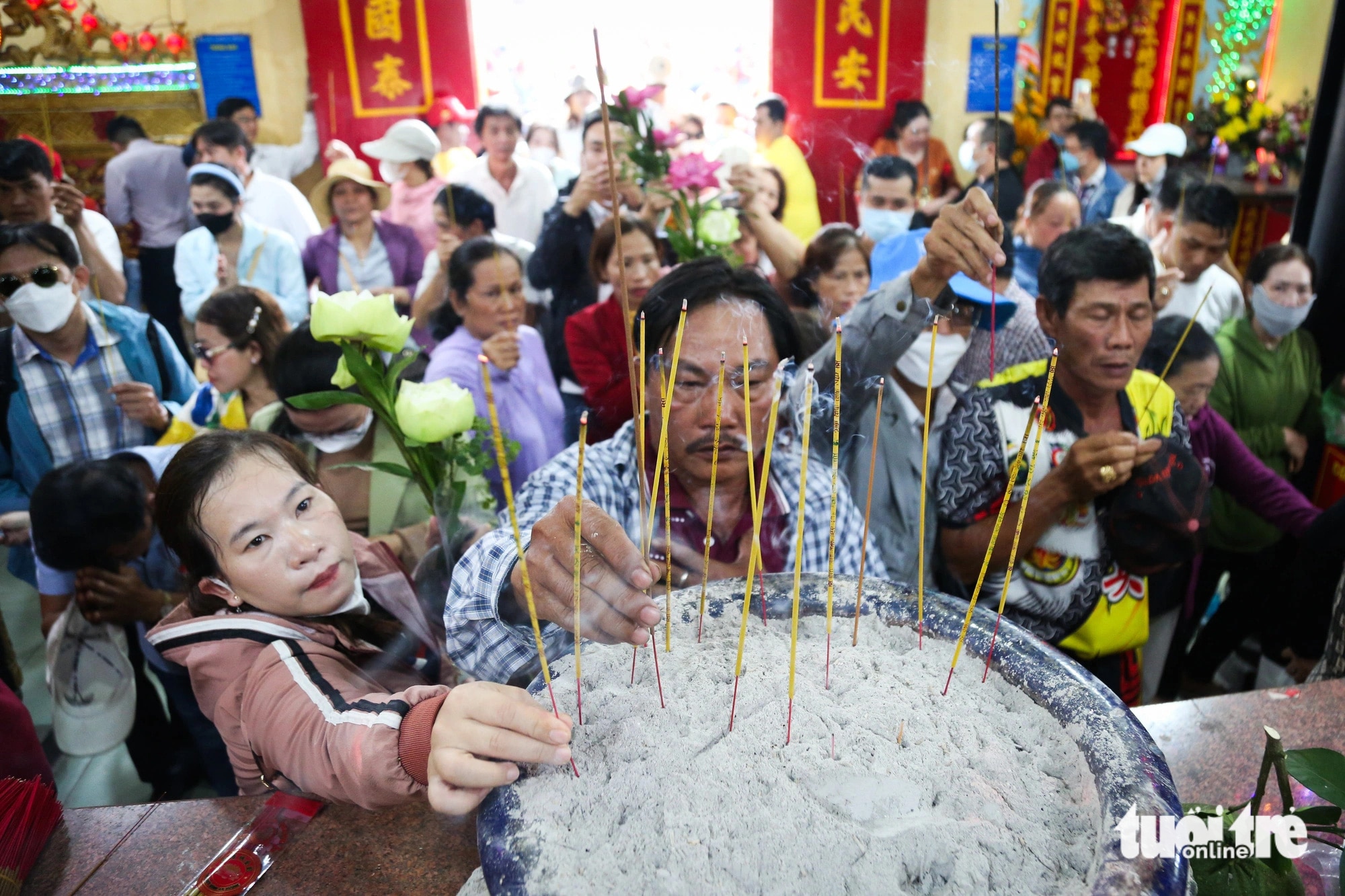 Năm nay, mỗi người dân chỉ được mang theo một cây nhang khi viếng chùa để đảm bảo an toàn, phòng cháy - Ảnh: PHƯƠNG QUYÊN 