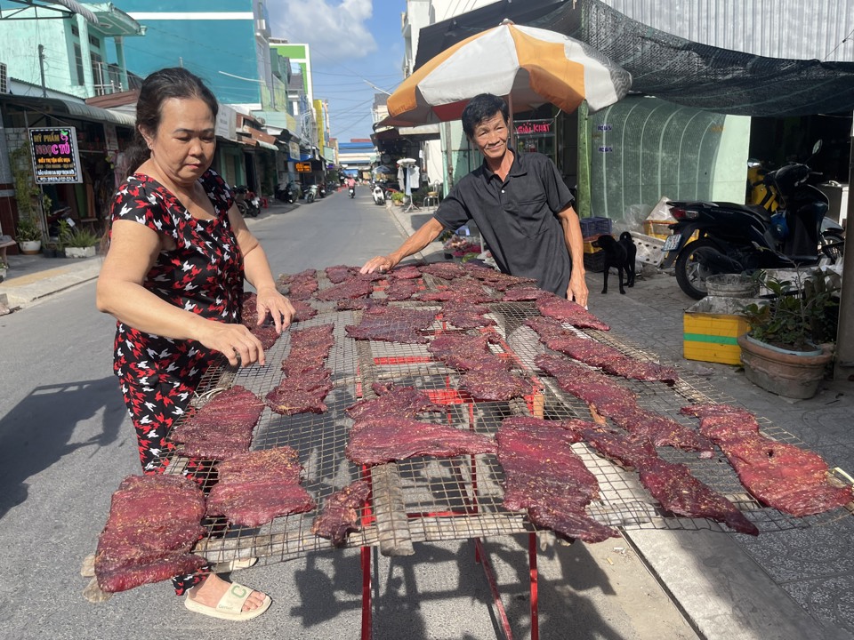 Kh&ocirc; tr&acirc;u kh&aacute;ch h&agrave;ng đặt mua đến đ&acirc;u, hai vợ chồng mới l&agrave;m đến đ&oacute; để đảm bảo chất lượng tốt nhất ( Ho&agrave;ng Nam).