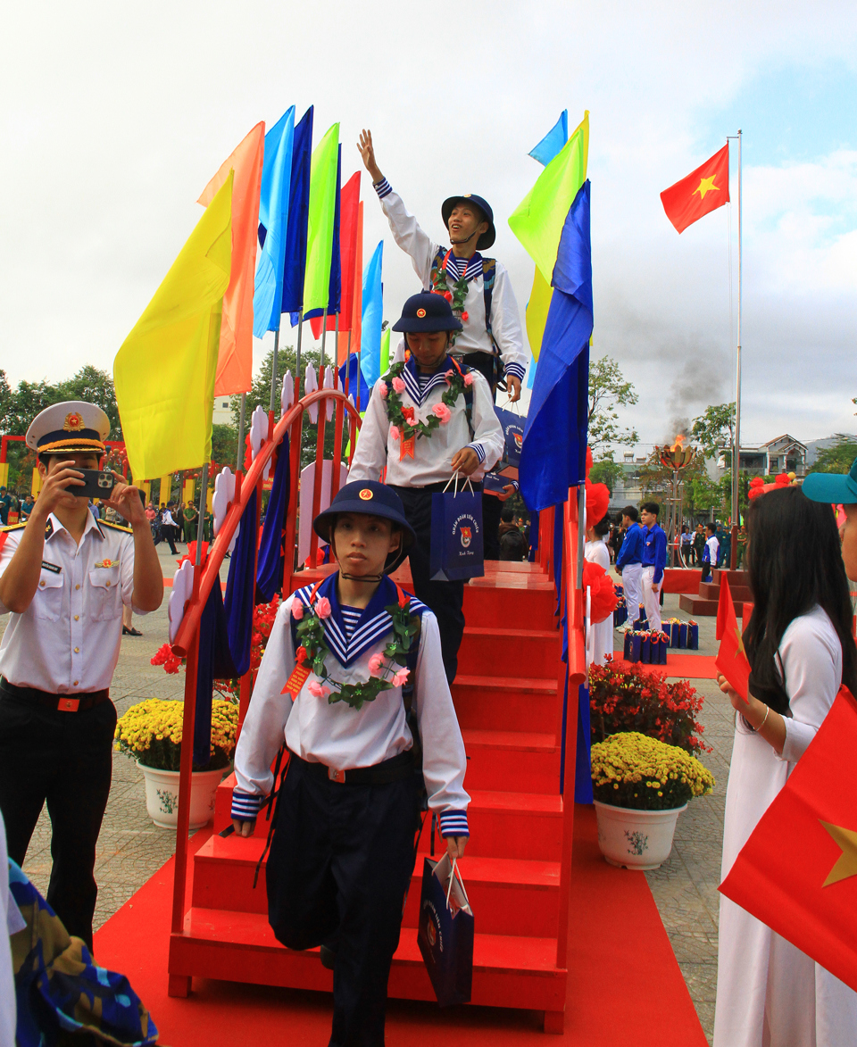 Cũng l&agrave; gia đ&igrave;nh c&oacute; truyền thống khi cả ba v&agrave; mẹ đều c&ocirc;ng t&aacute;c trong Qu&acirc;n đội, n&ecirc;n d&ugrave; đ&atilde; tốt nghiệp đại học ng&agrave;nh du lịch v&agrave; đi l&agrave;m được 1 năm nhưng Nguyễn Th&uacute;y Nga (sinh năm 2000, quận Li&ecirc;n Chiểu) vẫn quyết định viết đơn t&igrave;nh nguyện nhập ngũ. &ldquo;Em muốn tiếp bước ba mẹ đứng trong h&agrave;ng ngũ Qu&acirc;n đội Nh&acirc;n d&acirc;n Việt Nam n&ecirc;n t&igrave;nh nguyện viết đơn nhập ngũ v&agrave; may mắn tr&uacute;ng tuyển&rdquo; &ndash; Th&uacute;y Nga cho biết.