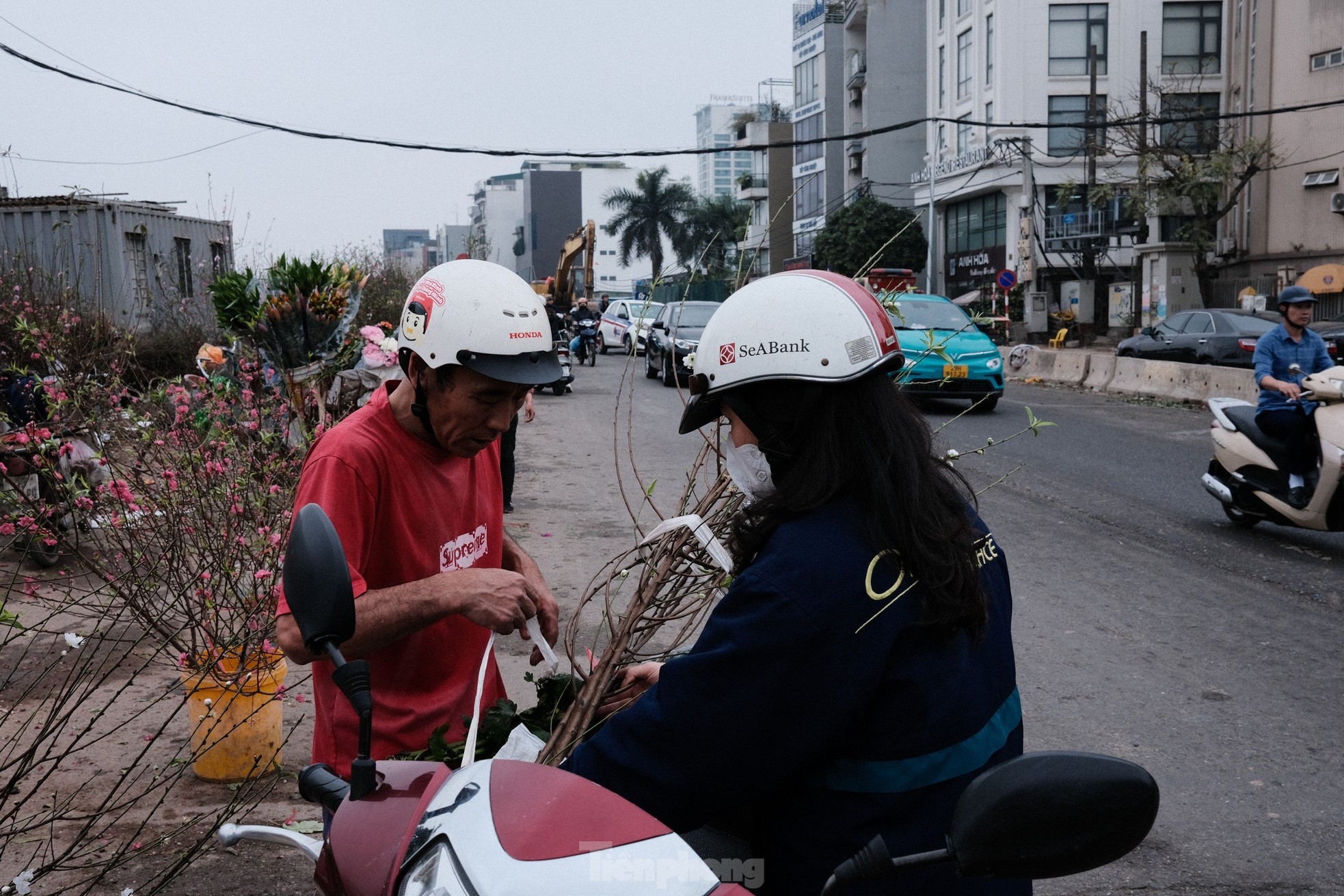 Xả đào kịch sàn sau Tết, tiểu thương vẫn ngán ngẩm lắc đầu ảnh 6