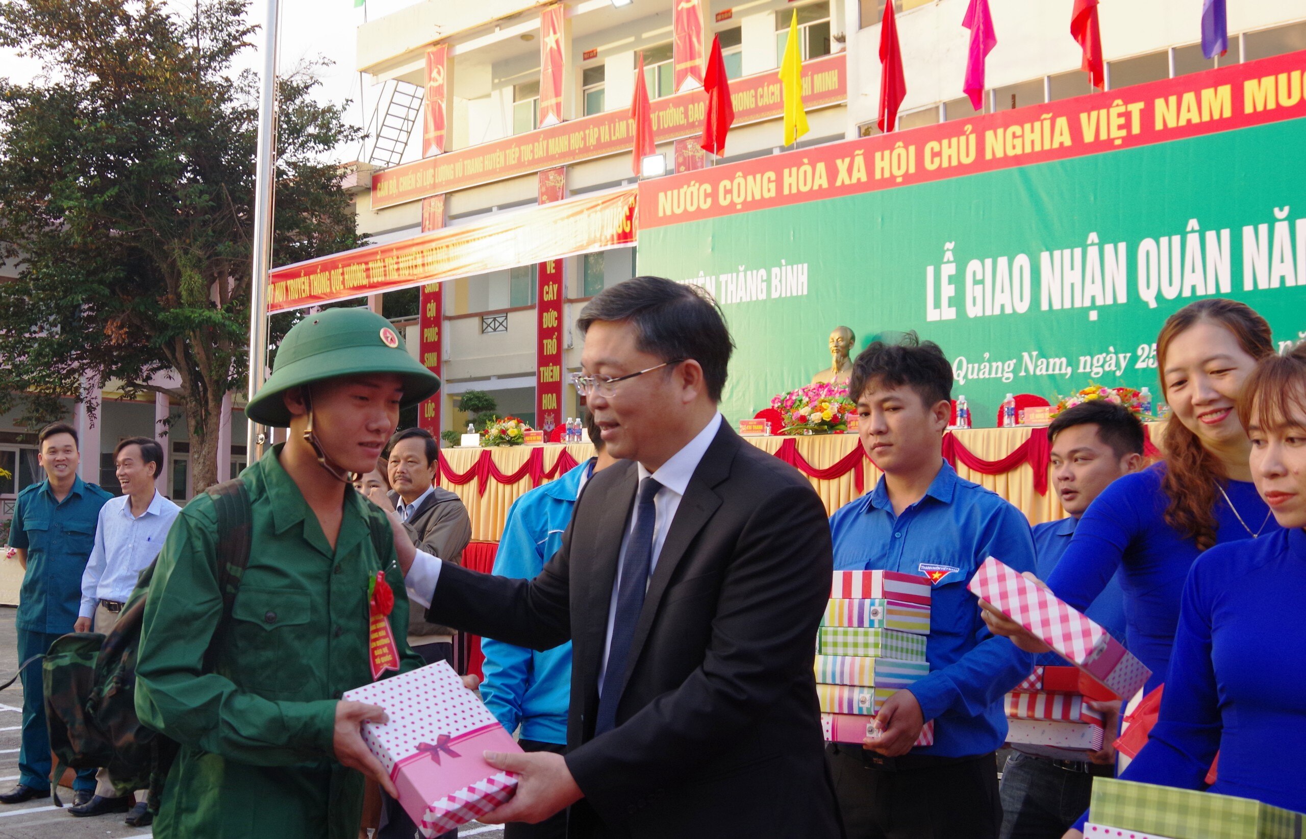 Sự kiện - Miền Trung: Hàng ngàn thanh niên lên đường nhập ngũ (Hình 5).