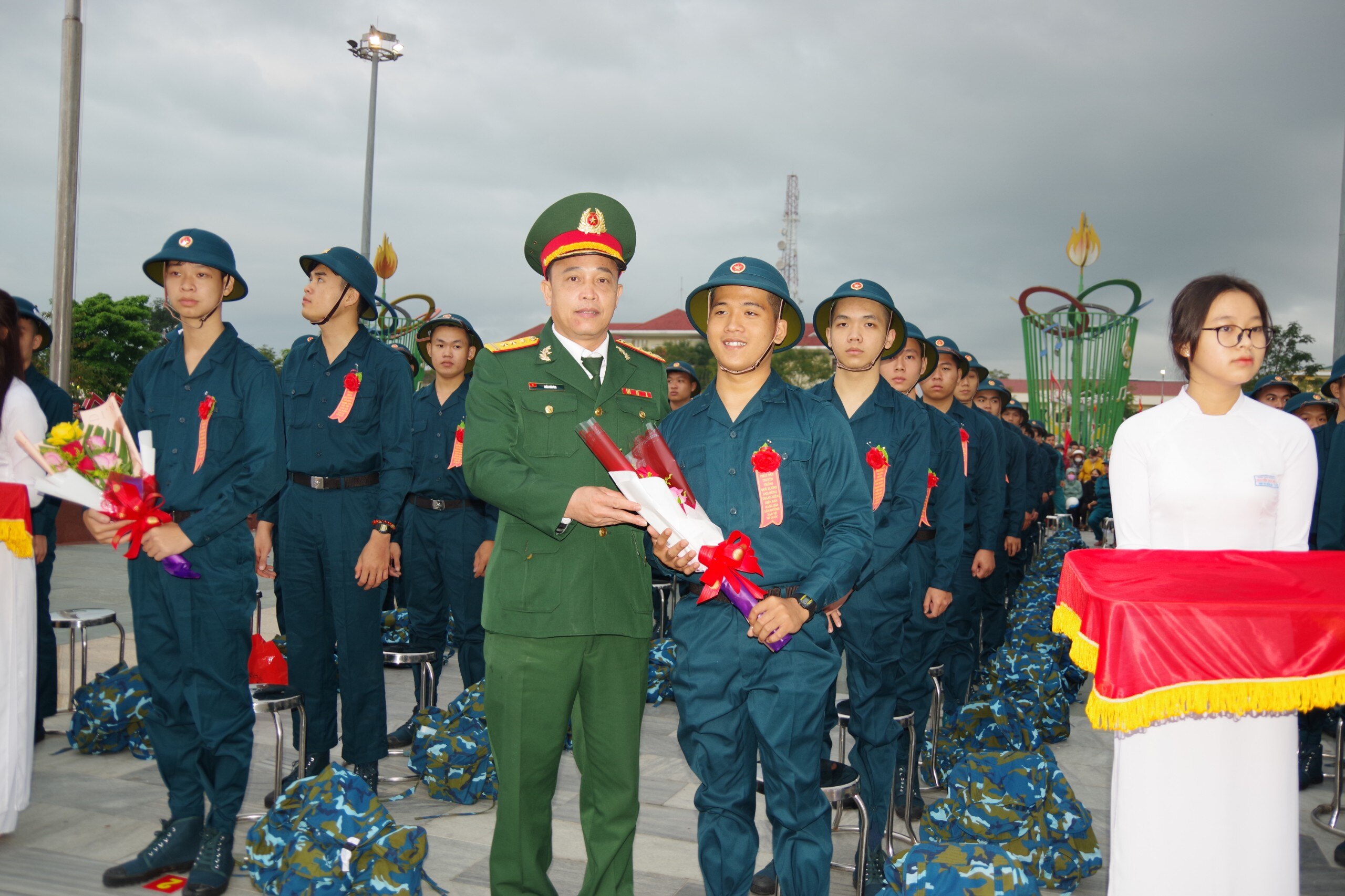 Sự kiện - Miền Trung: Hàng ngàn thanh niên lên đường nhập ngũ (Hình 6).