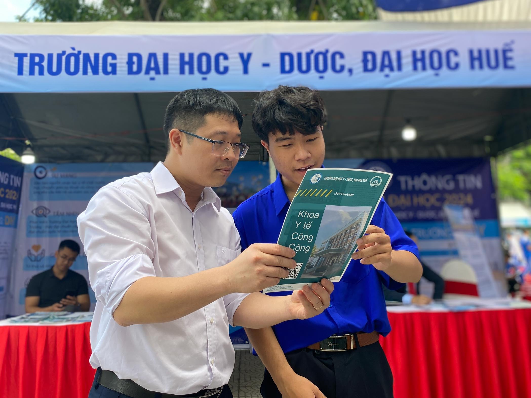 Náo nhiệt gian hàng tư vấn mùa thi Đà Nẵng, học sinh hào hứng được 'truyền lửa'- Ảnh 8.