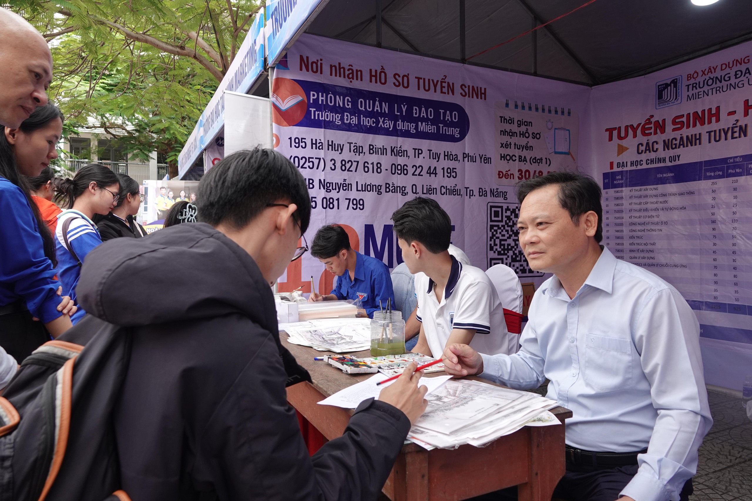 Náo nhiệt gian hàng tư vấn mùa thi Đà Nẵng, học sinh hào hứng được 'truyền lửa'- Ảnh 14.