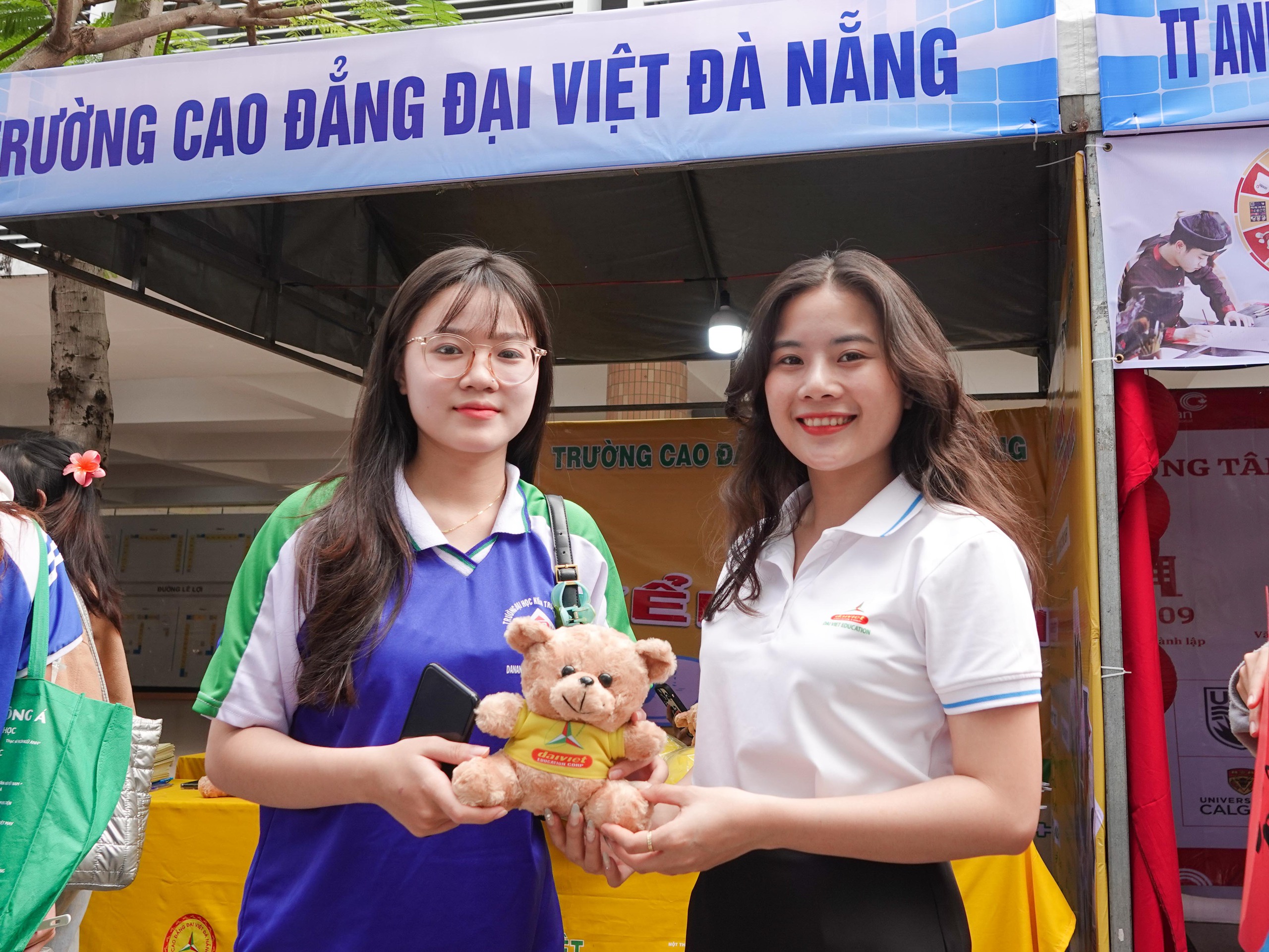 Náo nhiệt gian hàng tư vấn mùa thi Đà Nẵng, học sinh hào hứng được 'truyền lửa'- Ảnh 15.