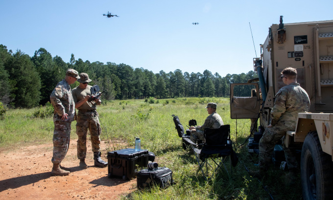 Tướng Mỹ tìm hiểu cách vận hành drone trong chuyến thăm căn cứ Liberty ở bang Bắc Carolina hồi tháng 8/2023. Ảnh: US Army