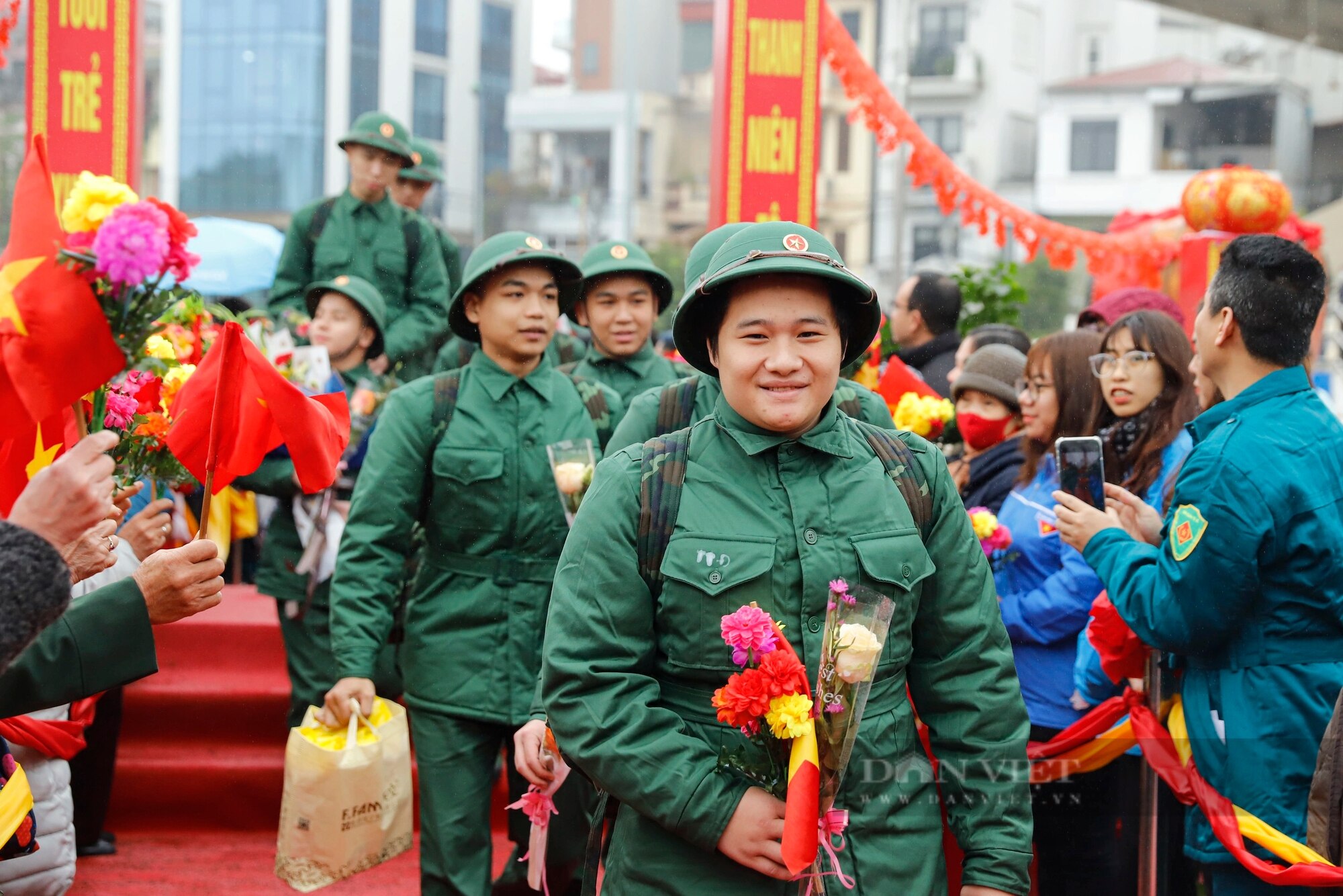 Tân binh khóc sướt mướt khi xa gia đình trong ngày lên đường nhập ngũ ở Thủ đô- Ảnh 4.