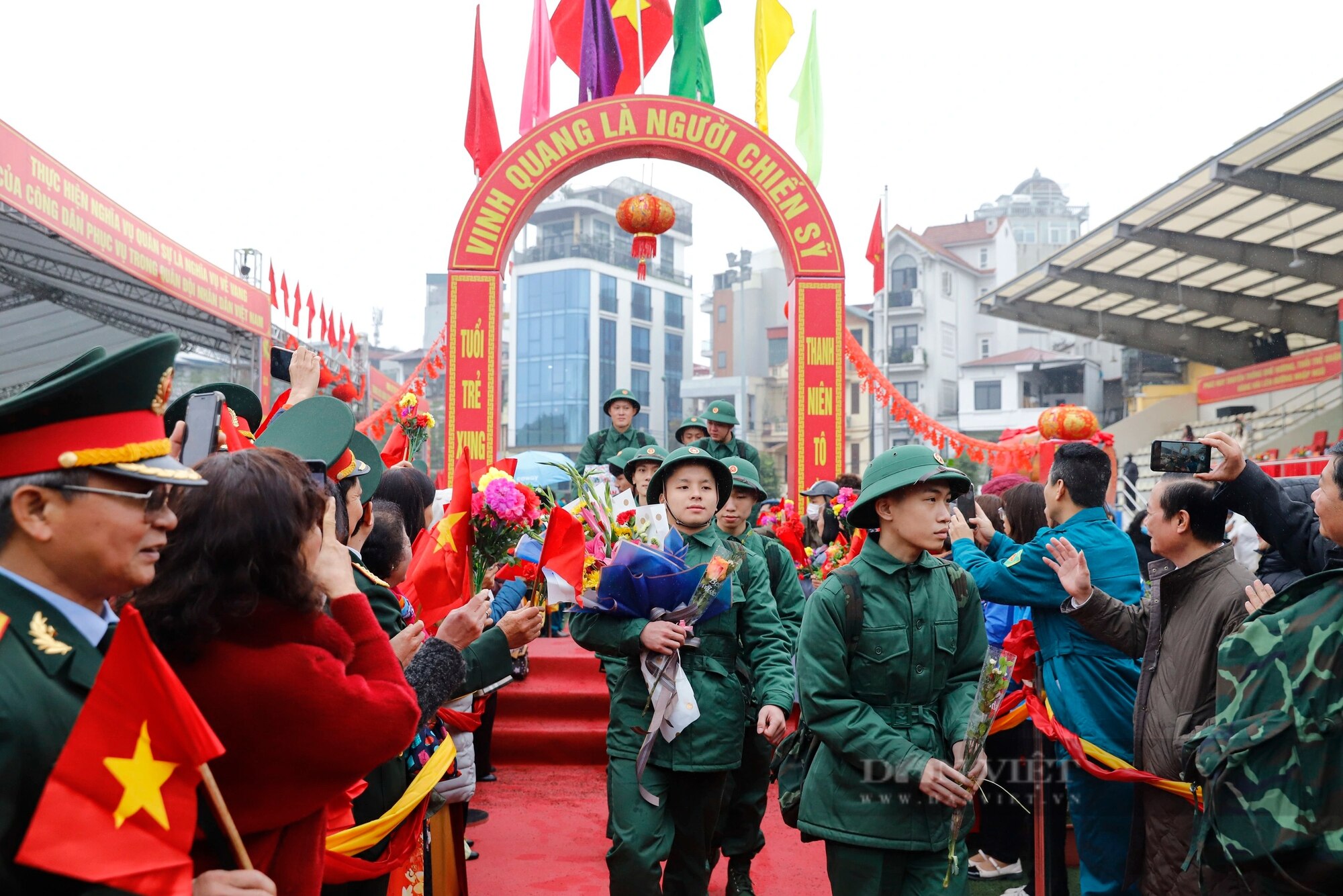 Tân binh khóc sướt mướt khi xa gia đình trong ngày lên đường nhập ngũ ở Thủ đô- Ảnh 3.