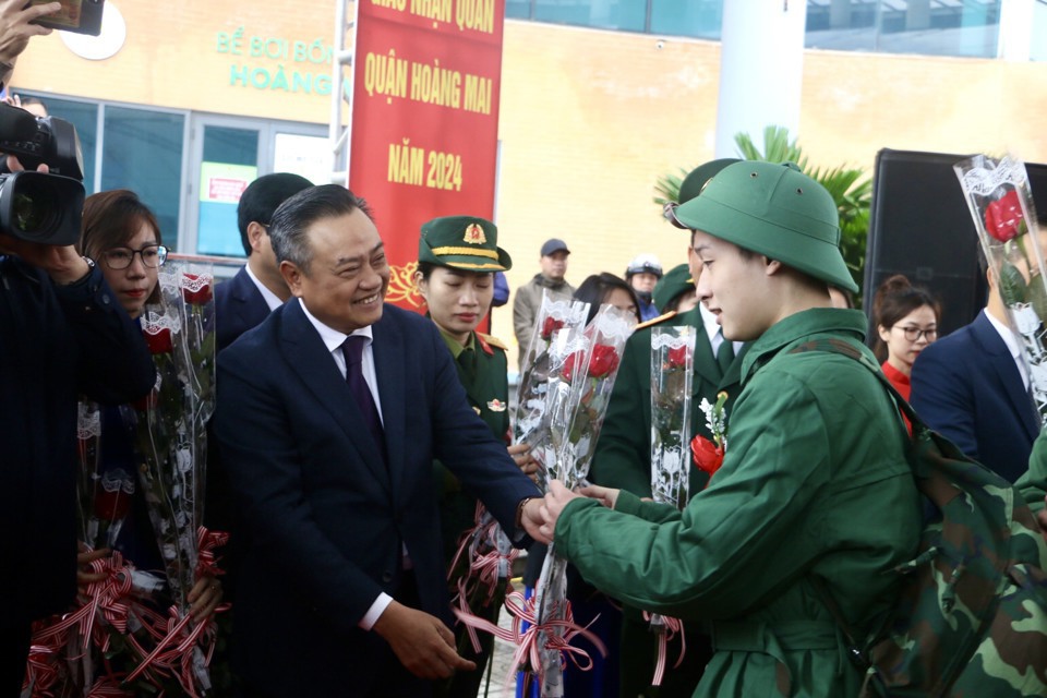 Chủ tịch UBND TP H&agrave; Nội Trần Sỹ Thanh tặng hoa động vi&ecirc;n, tiễn t&acirc;n binh l&ecirc;n đường nhập ngũ