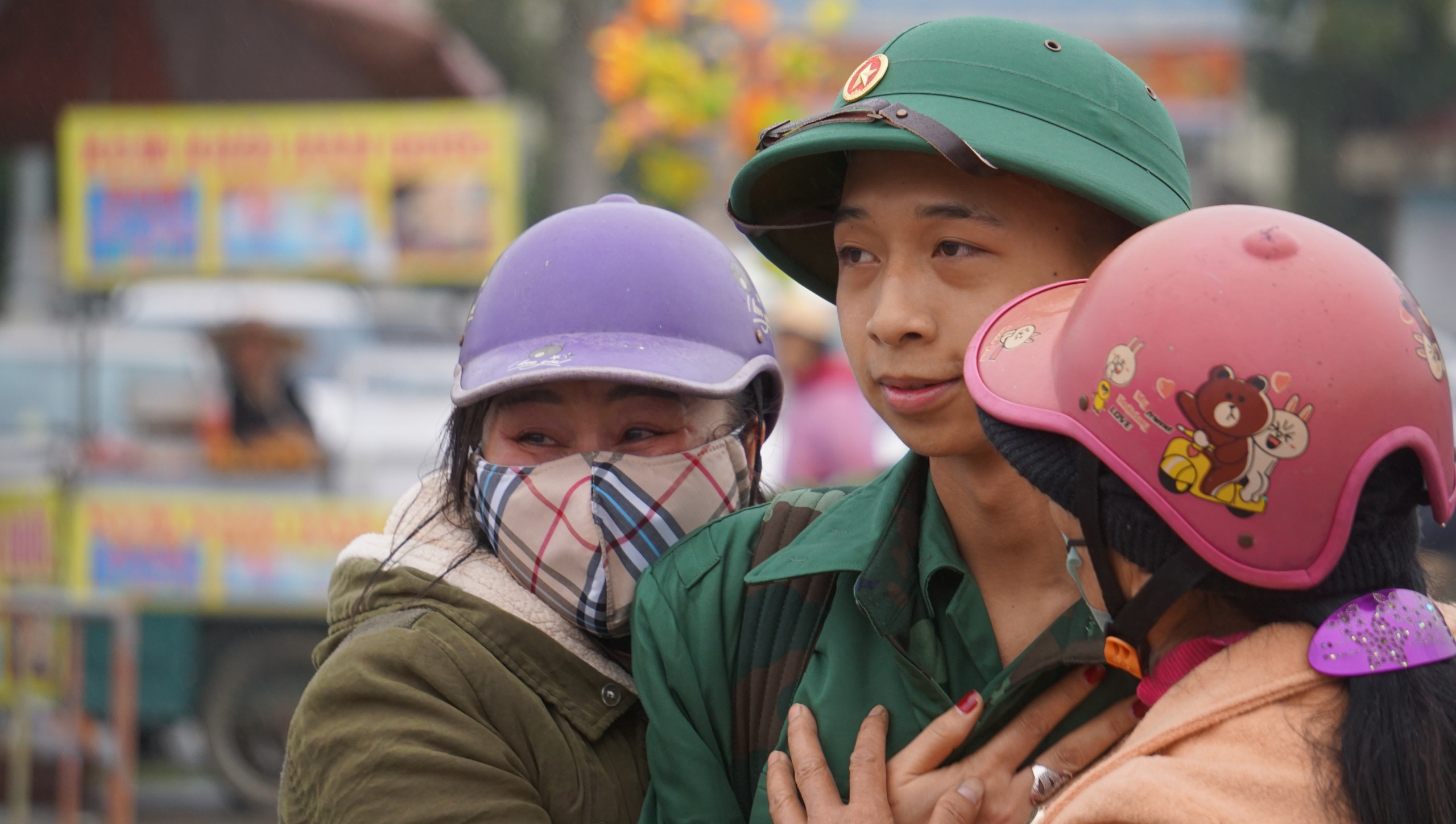 Xúc động hình ảnh các tân binh chào quê hương lên đường nhập ngũ- Ảnh 4.