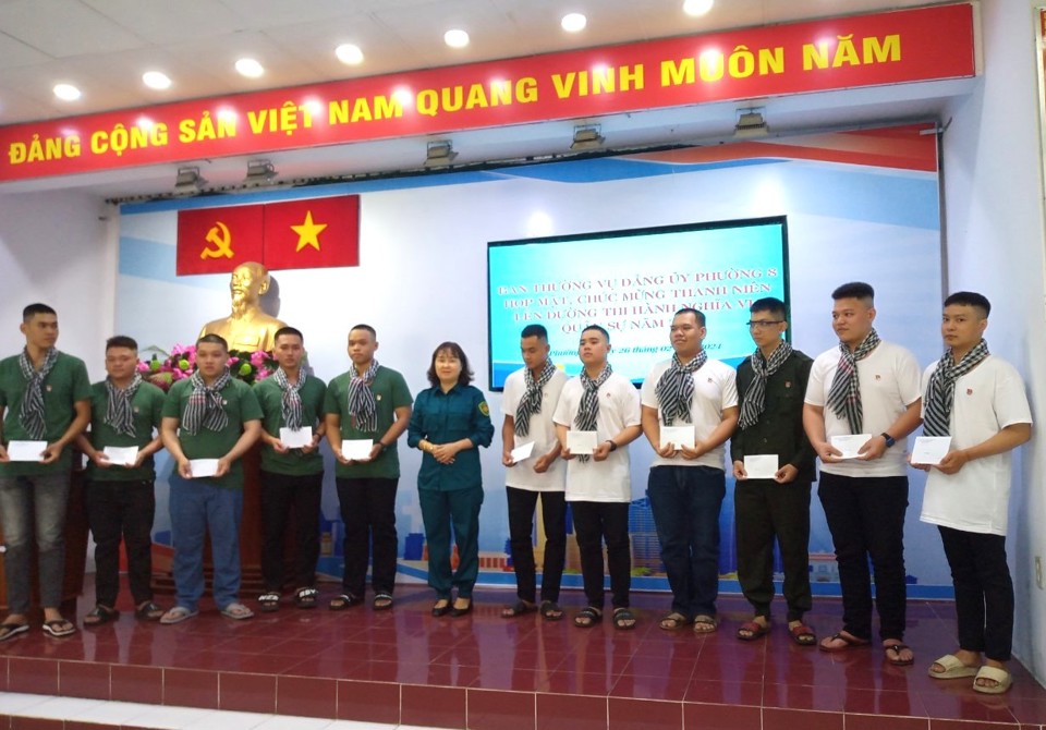 Đại diện Ban Chỉ huy Qu&acirc;n sự phường 8, quận 6 (TP Hồ Ch&iacute; Minh) tặng qu&agrave; cho thanh ni&ecirc;n tr&uacute;ng tuyển NVQS trước khi l&ecirc;n đường nhập ngũ.