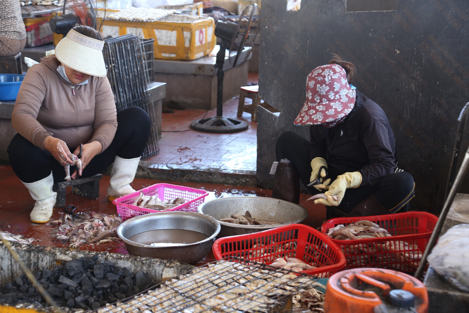 Tàu thuyền đầy ắp 'lộc biển', cảng cá nhộn nhịp mua bán ảnh 9