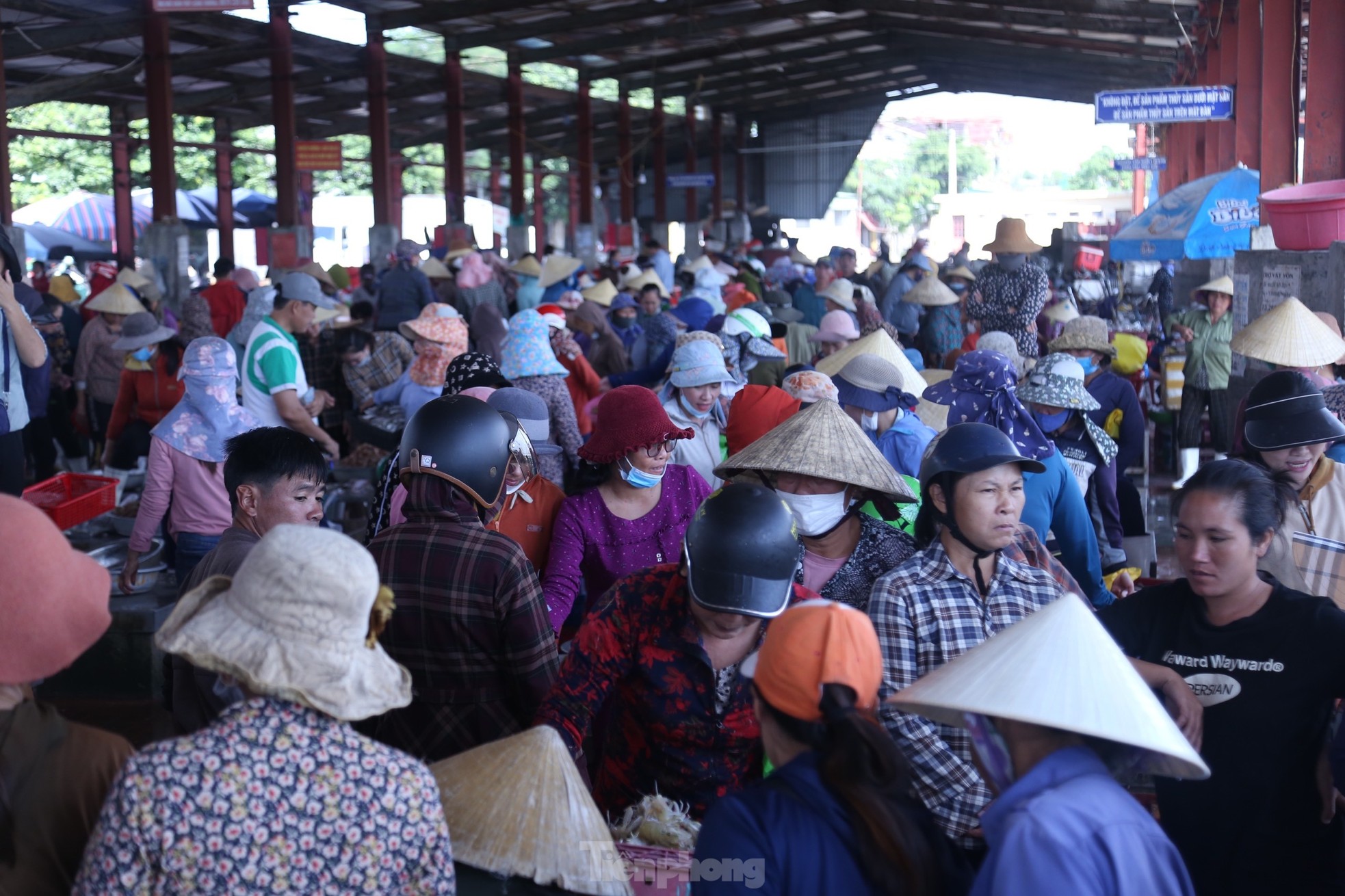 Tàu thuyền đầy ắp 'lộc biển', cảng cá nhộn nhịp mua bán ảnh 8