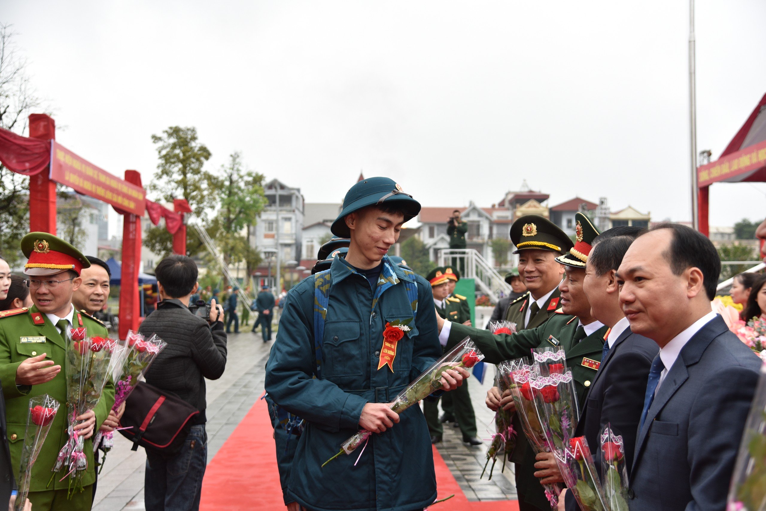  247 công dân huyện Đông Anh hồ hởi lên đường nhập ngũ -0