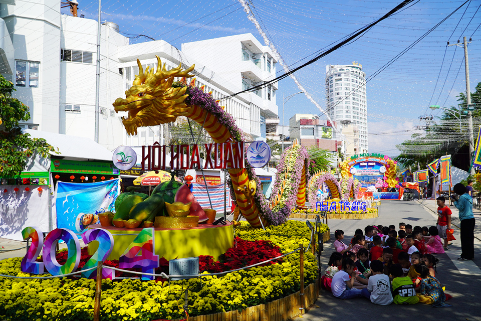 Tại&nbsp;Hội hoa xu&acirc;n Nha Trang - Kh&aacute;nh H&ograve;a năm 2024 tổ chức tại c&ocirc;ng vi&ecirc;n Yến Phi, ch&uacute; rồng d&agrave;i h&agrave;ng chục m&eacute;t được kết từ rất nhiều chậu hoa dạ yến thảo được nhiều người khen ngợi.