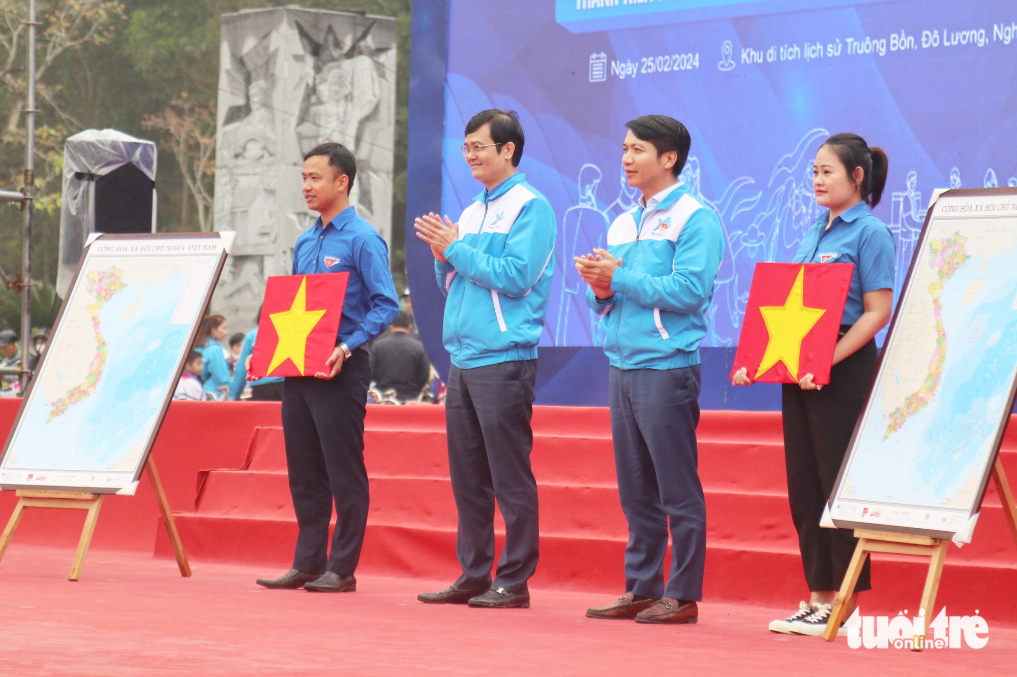 Anh Bùi Quang Huy - ủy viên dự khuyết Ban Chấp hành Trung ương Đảng, bí thư thứ nhất Trung ương Đoàn - và anh Nguyễn Ngọc Lương - bí thư thường trực Trung ương Đoàn, chủ tịch Trung ương Hội Liên hiệp thanh niên Việt Nam - trao tặng bản đồ và cờ Tổ quốc cho tuổi trẻ tỉnh Nghệ An - Ảnh: HÀ THANH