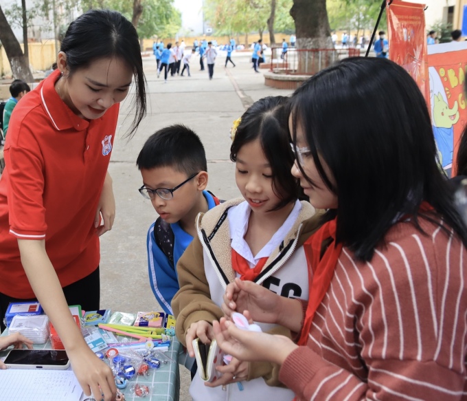 Minh Phương trong một hoạt động bán đồ gây quỹ cho bệnh nhân. Ảnh: Nhân vật cung cấp