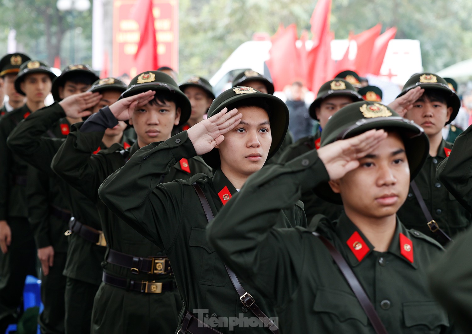 Thanh niên Hà Nội rạng rỡ lên đường nhập ngũ ảnh 2