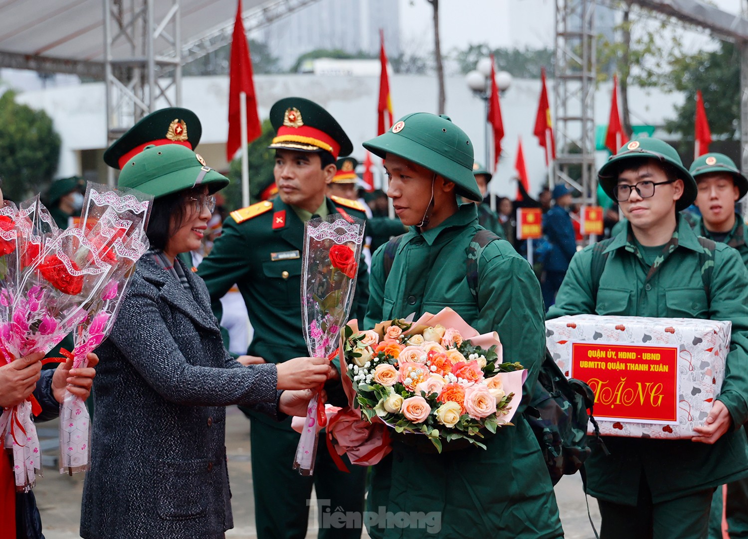 Thanh niên Hà Nội rạng rỡ lên đường nhập ngũ ảnh 7