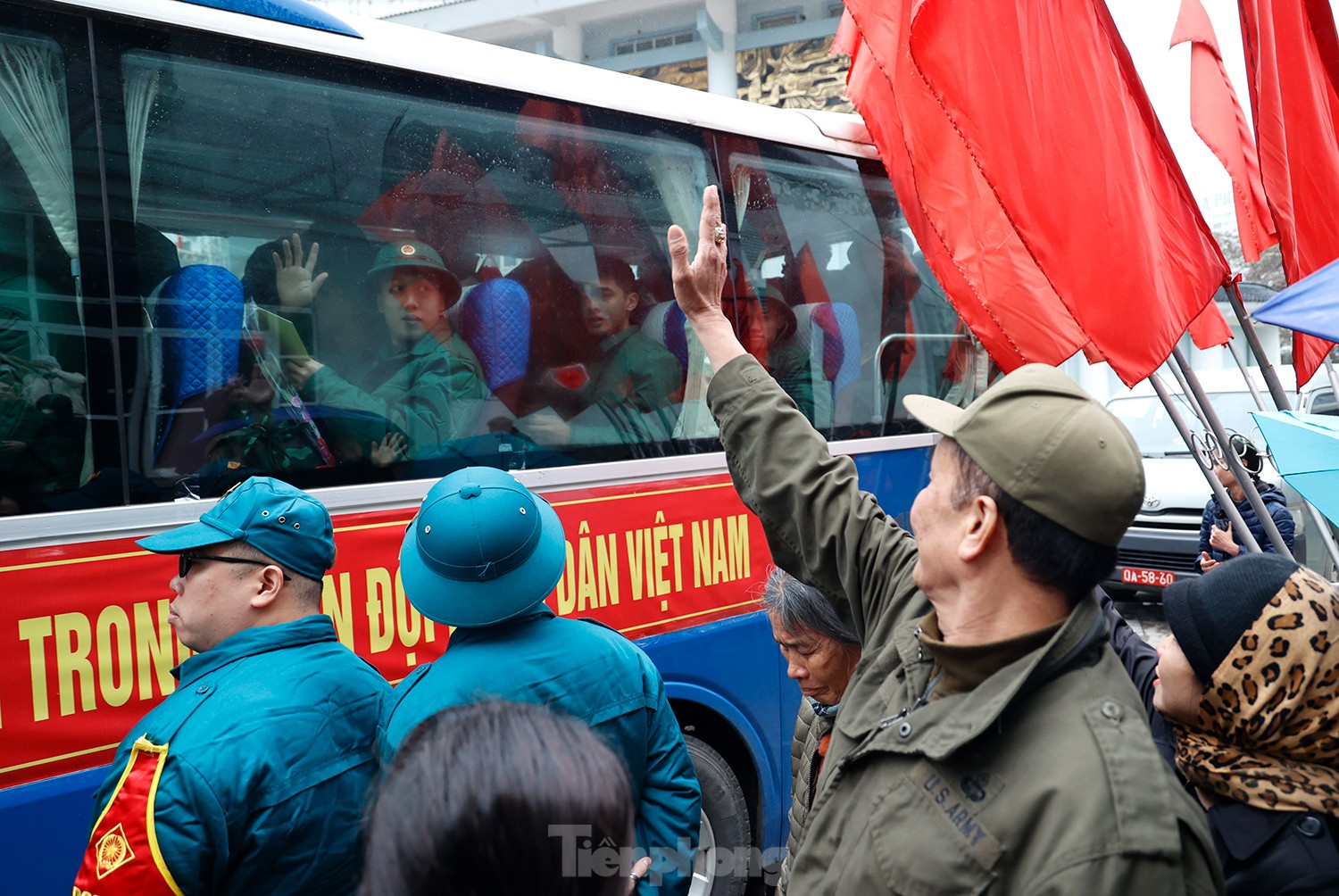 Thanh niên Hà Nội rạng rỡ lên đường nhập ngũ ảnh 16