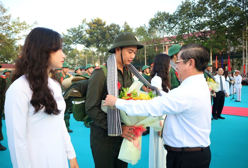 Chủ tịch UBND TP Cần Thơ Trần Việt Trường động vi&ecirc;n c&aacute;c t&acirc;n binh l&ecirc;n đường nhập ngũ. Ảnh MT