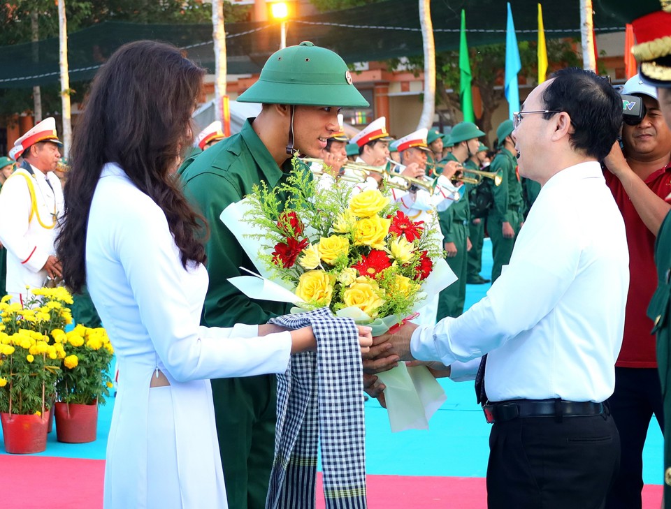 &Ocirc;ng Nguyễn Văn Hiếu, B&iacute; thư Th&agrave;nh uỷ Cần Thơ tặng hoa động vi&ecirc;n c&aacute;c t&acirc;n binh l&ecirc;n đường nhập ngũ. Ảnh MT