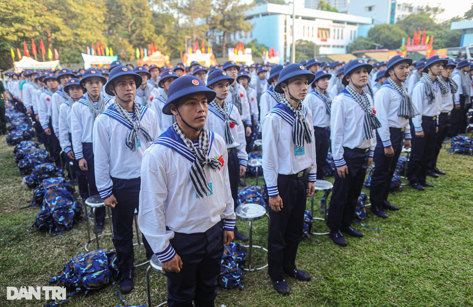 Những cái ôm, nụ hôn tạm biệt thanh niên ở TPHCM lên đường nhập ngũ - 3