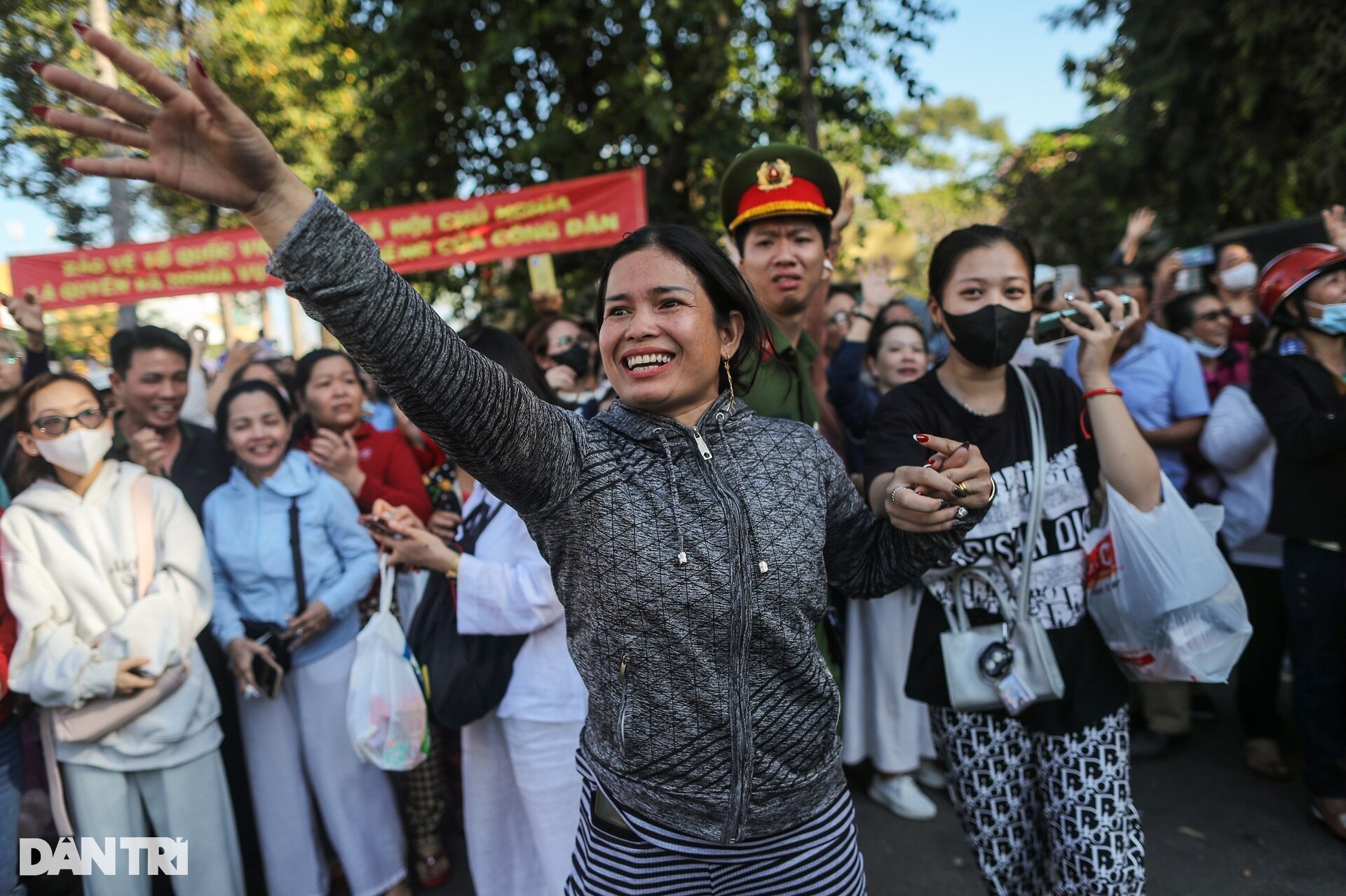 Những cái ôm, nụ hôn tạm biệt thanh niên ở TPHCM lên đường nhập ngũ - 14