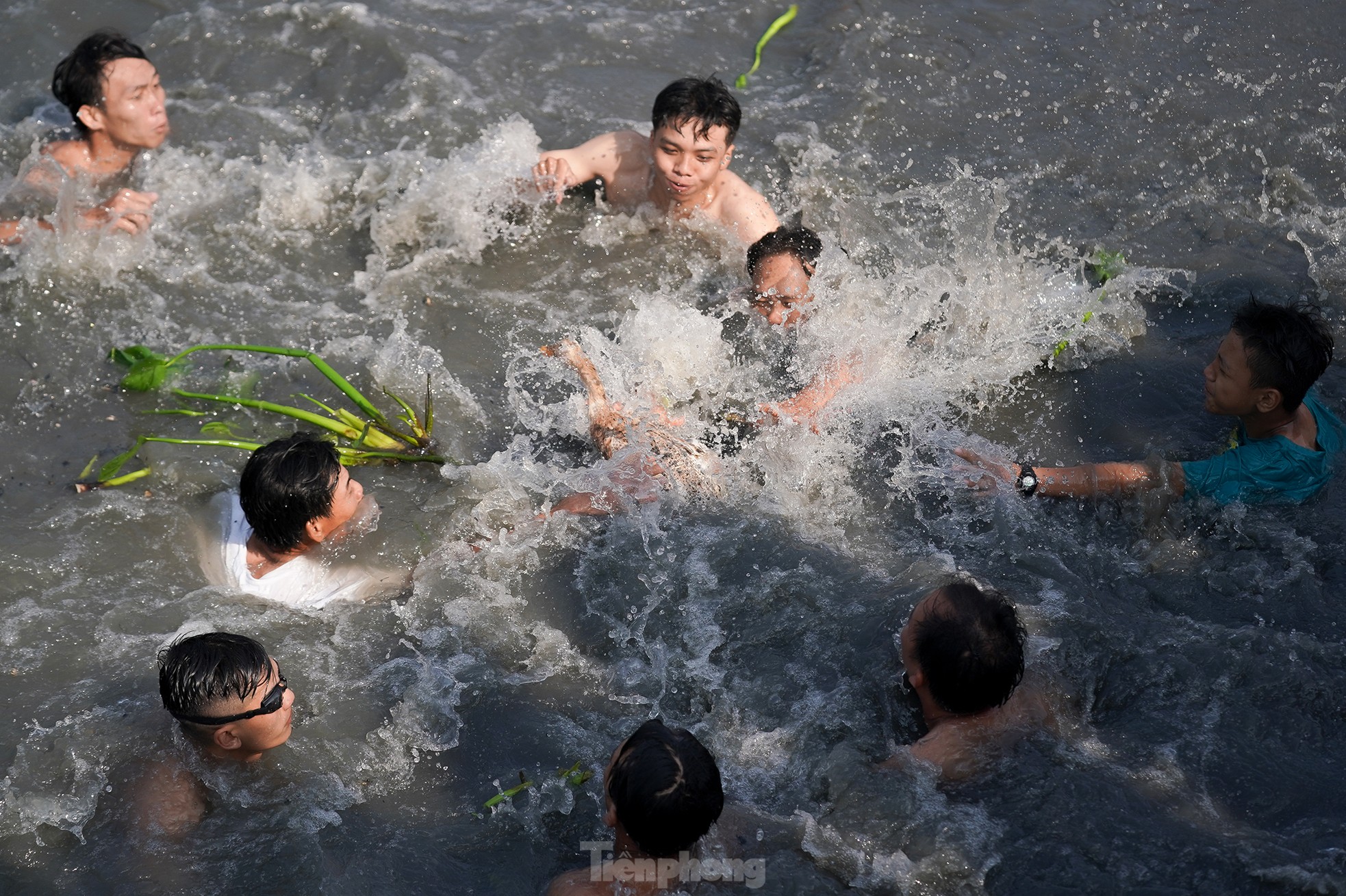 Cả trăm người thi 'lội sông bắt vịt' ảnh 7