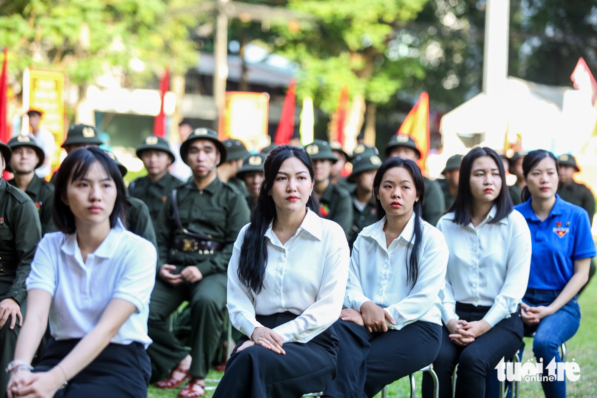 Những bóng hồng tình nguyện nhập ngũ năm 2024 - Ảnh: PHƯƠNG QUYÊN